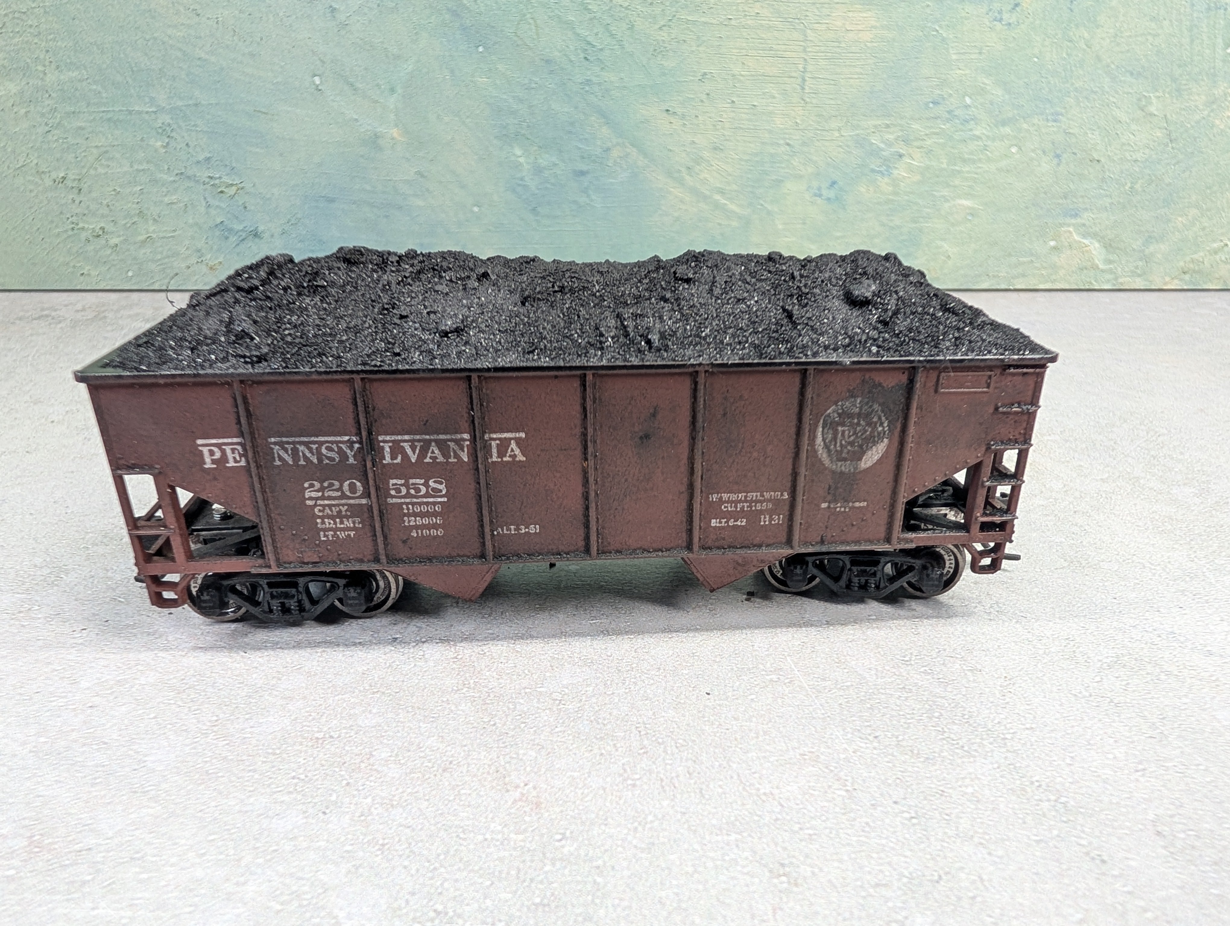 USED Athearn HO Scale 2 Bay Open Hopper Pennsylvania PRR #220558 Weathered w/ Coal Load