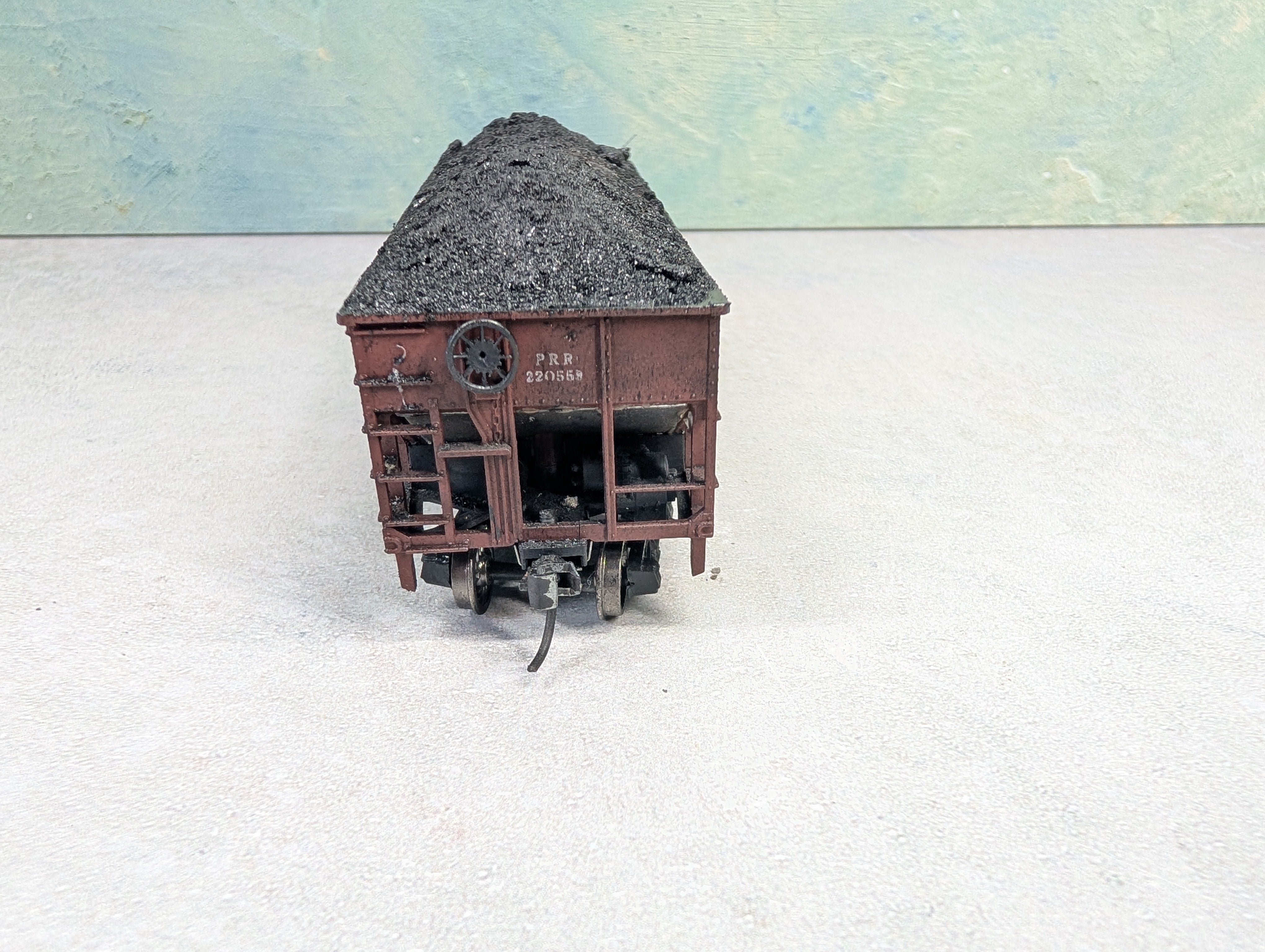 USED Athearn HO Scale 2 Bay Open Hopper Pennsylvania PRR #220558 Weathered w/ Coal Load