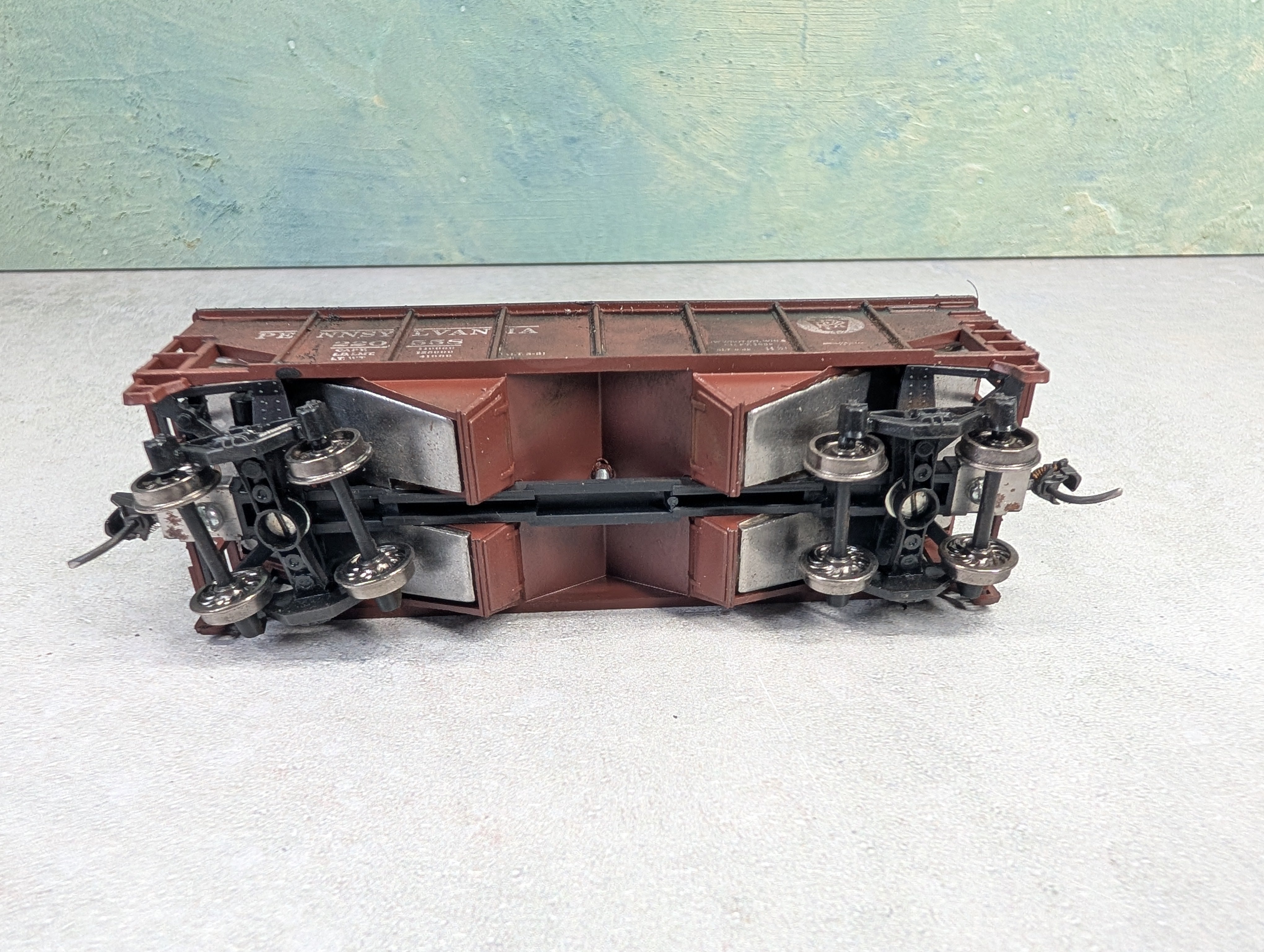 USED Athearn HO Scale 2 Bay Open Hopper Pennsylvania PRR #220558 Weathered w/ Coal Load