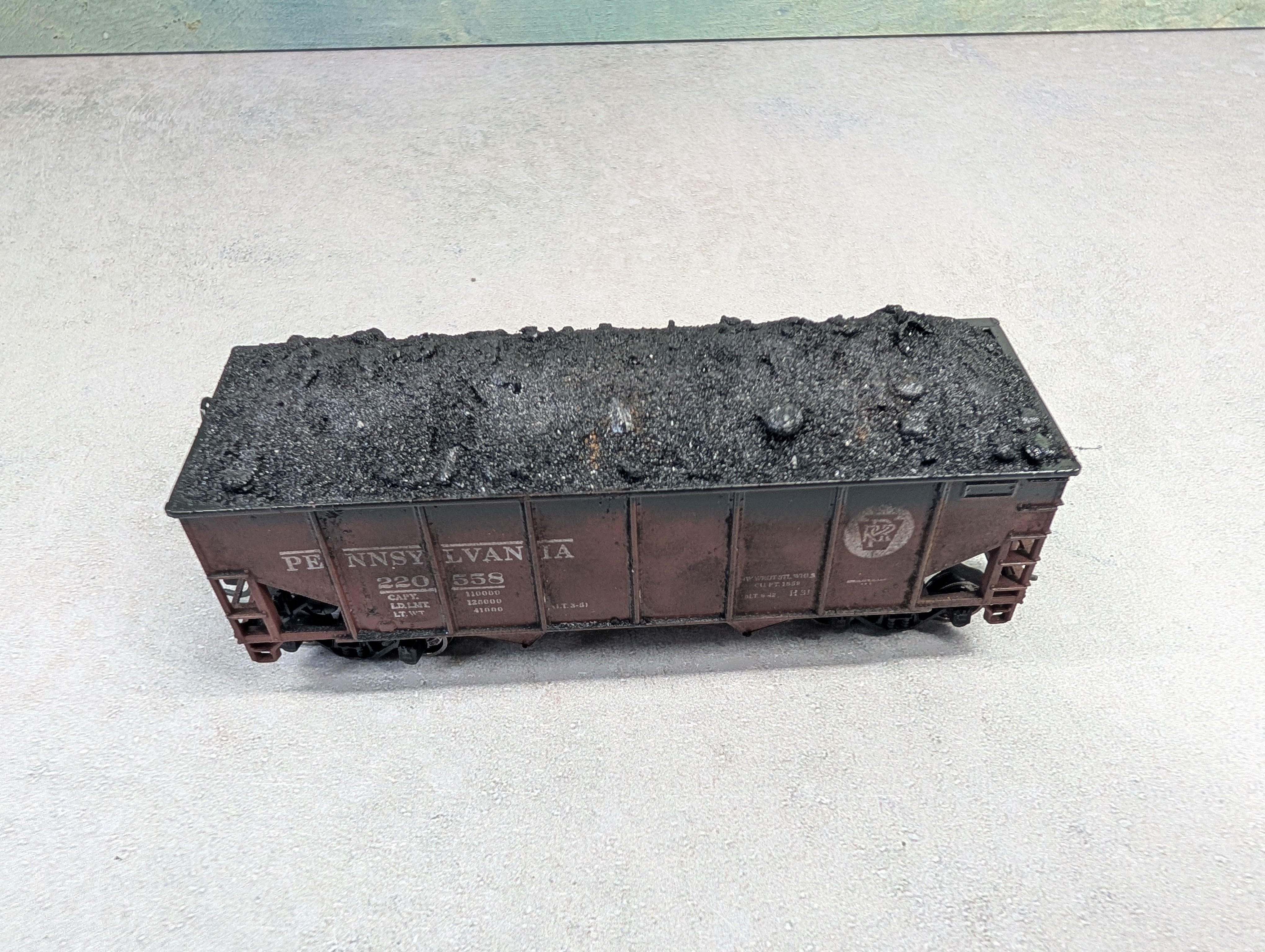 USED Athearn HO Scale 2 Bay Open Hopper Pennsylvania PRR #220558 Weathered w/ Coal Load