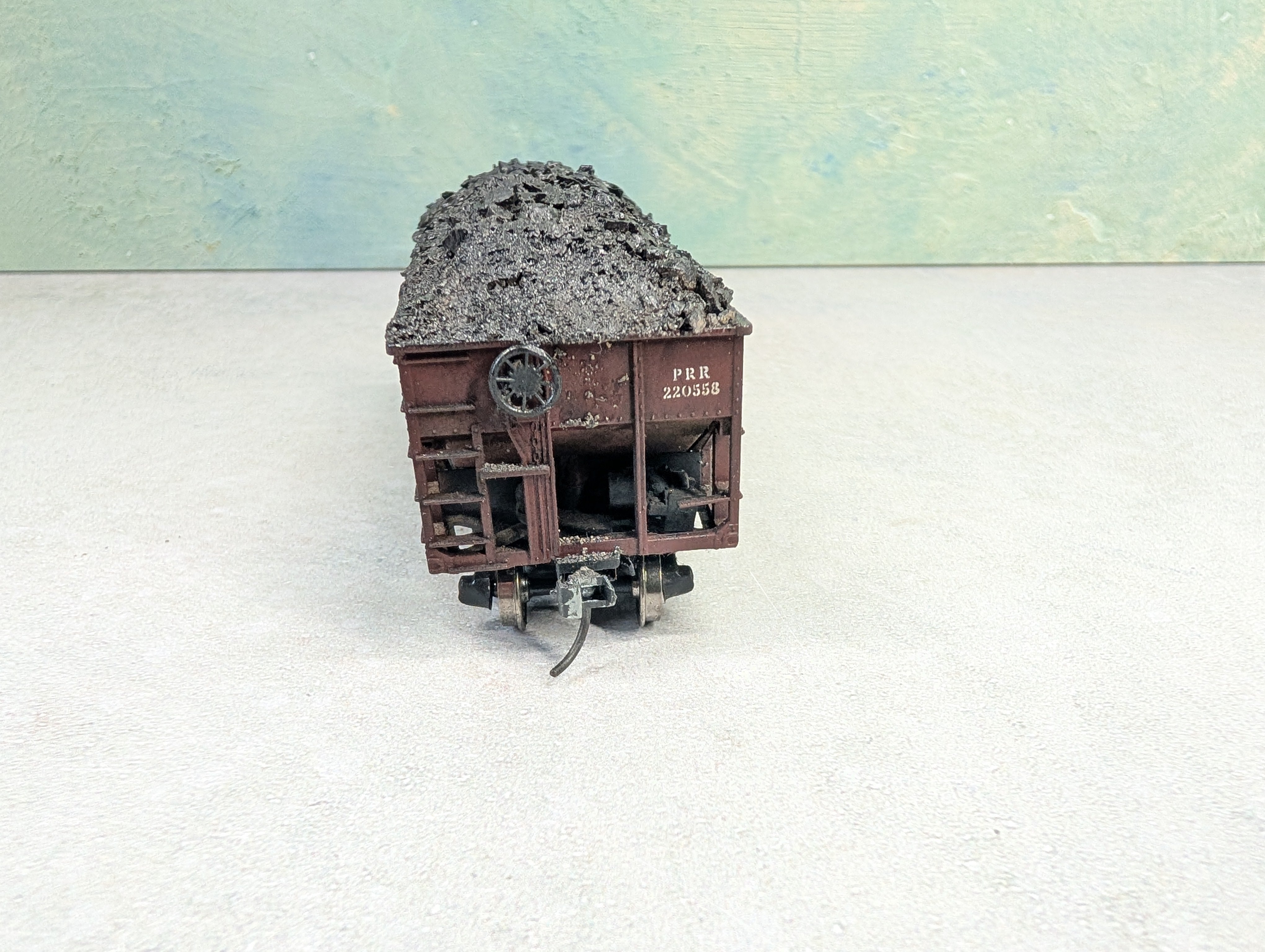 USED Athearn HO Scale 2 Bay Open Hopper Pennsylvania PRR #220558 Weathered w/ Coal Load