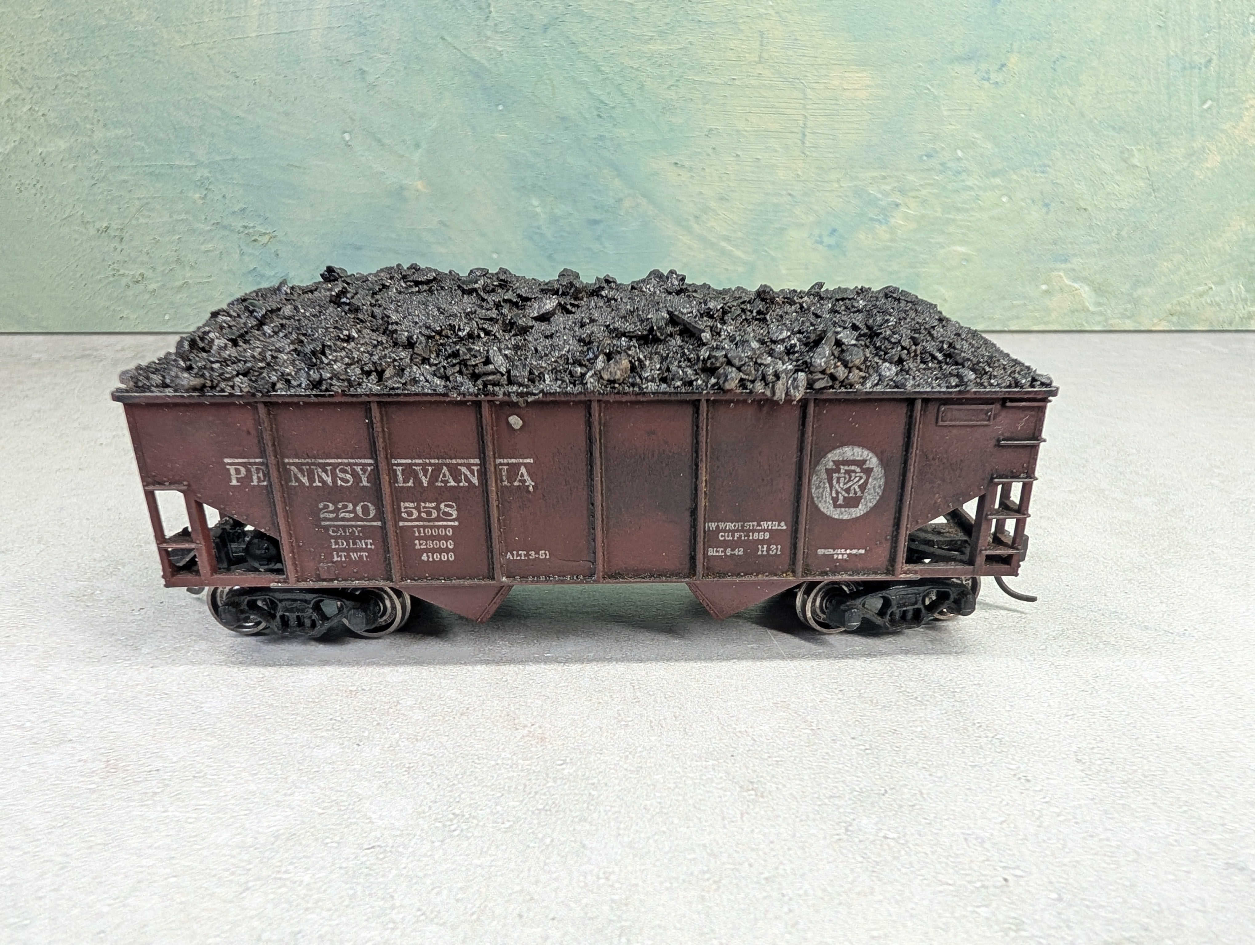 USED Athearn HO Scale 2 Bay Open Hopper Pennsylvania PRR #220558 Weathered w/ Coal Load