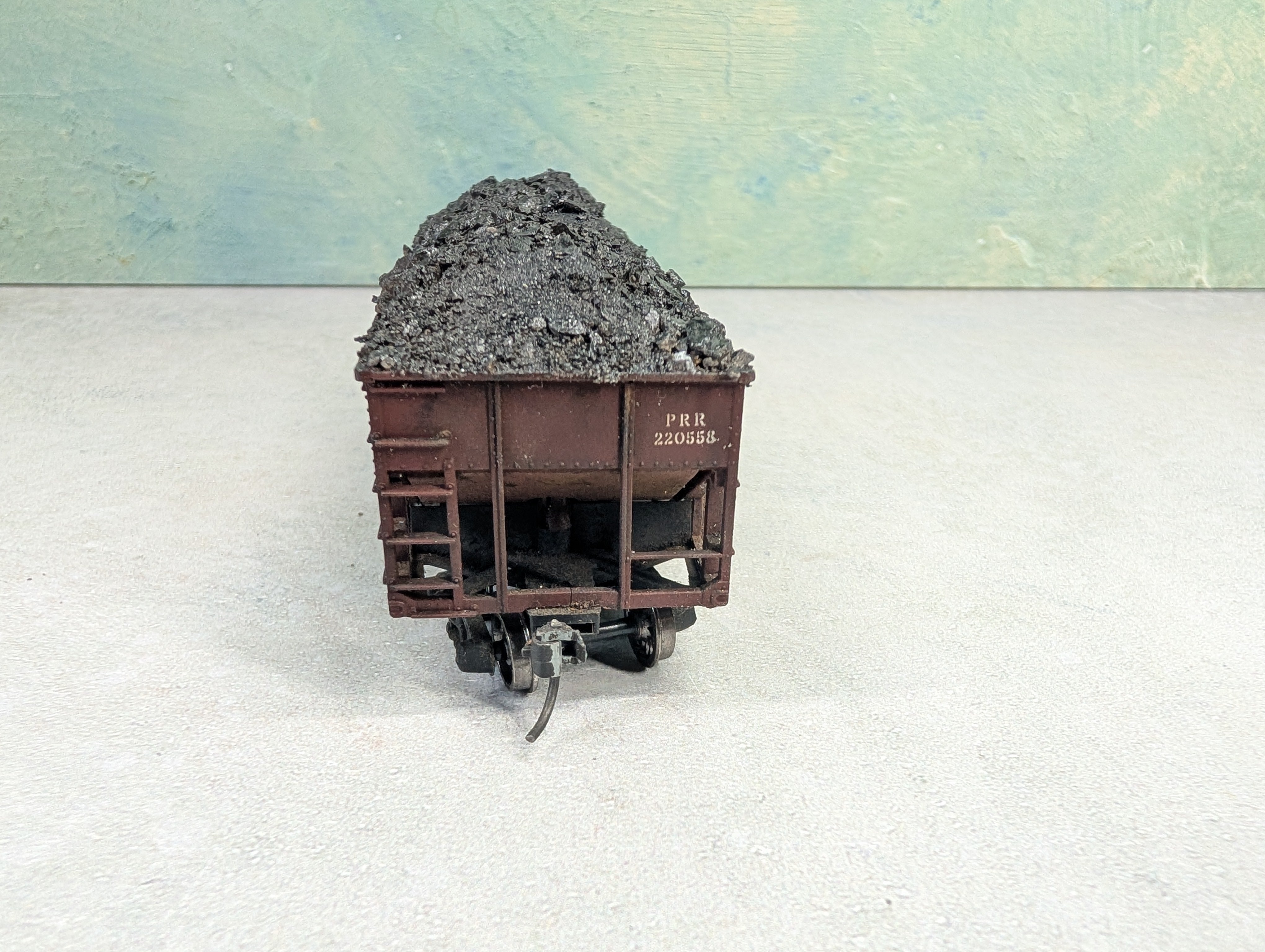 USED Athearn HO Scale 2 Bay Open Hopper Pennsylvania PRR #220558 Weathered w/ Coal Load