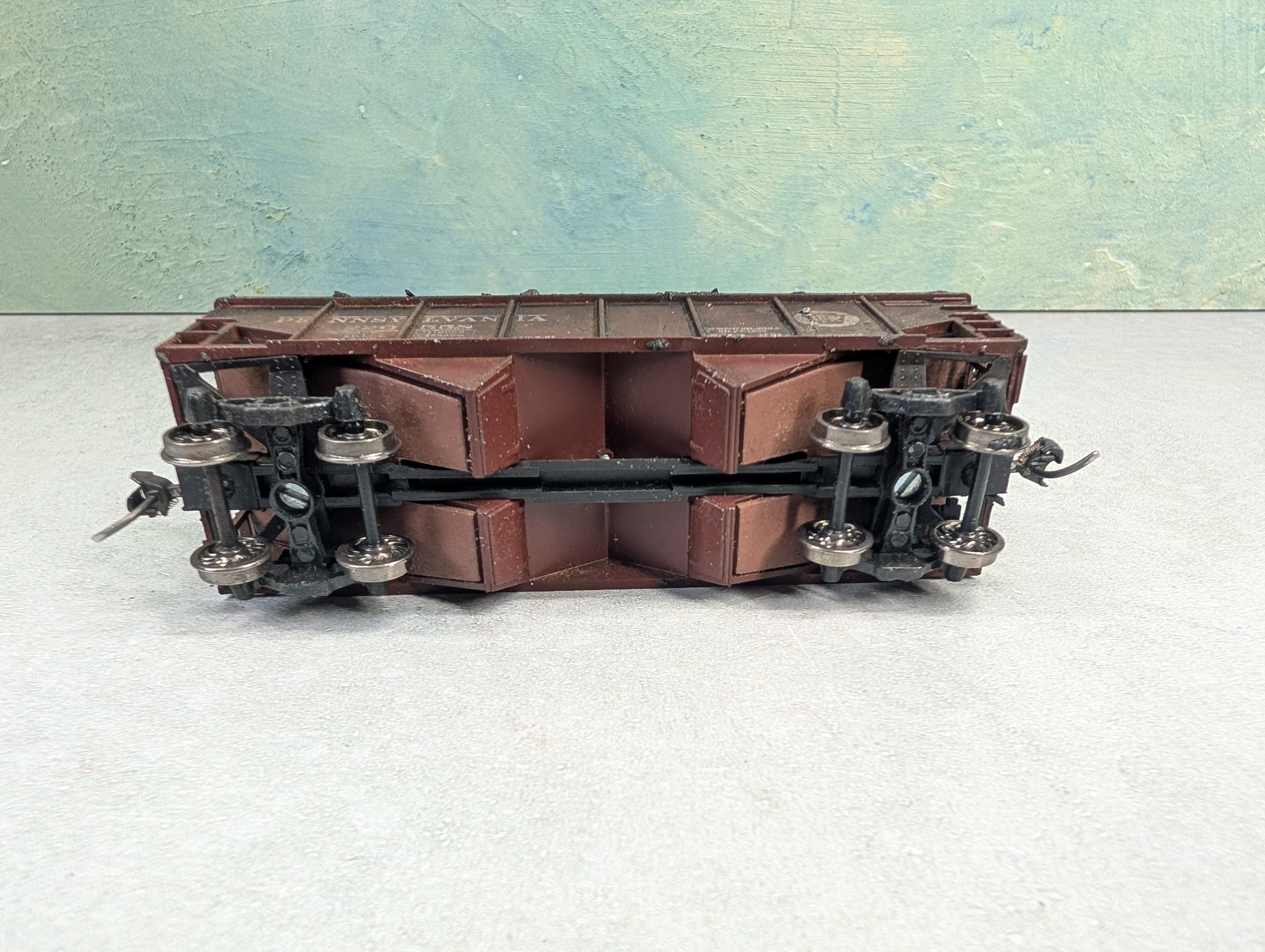 USED Athearn HO Scale 2 Bay Open Hopper Pennsylvania PRR #220558 Weathered w/ Coal Load