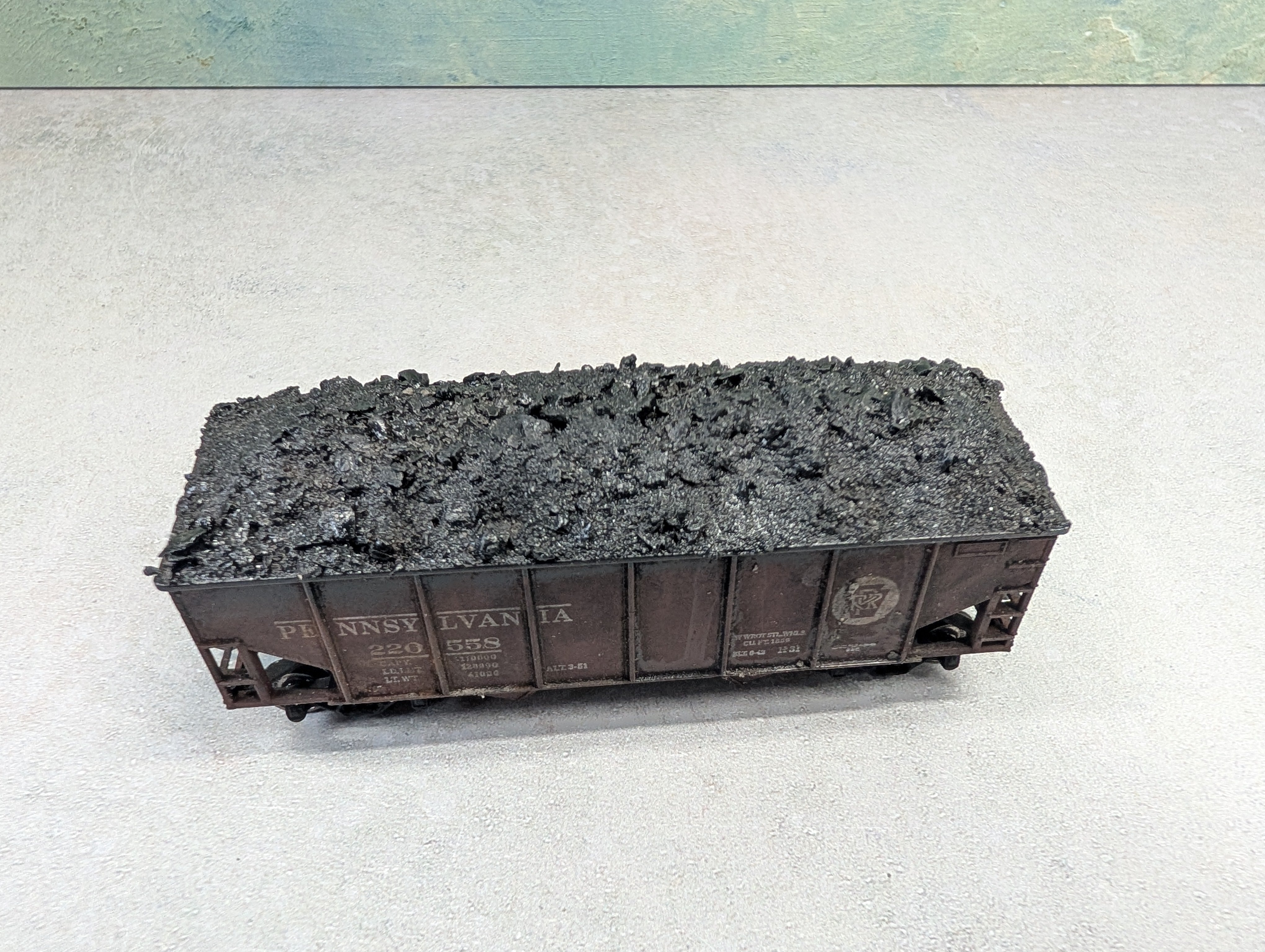 USED Athearn HO Scale 2 Bay Open Hopper Pennsylvania PRR #220558 Weathered w/ Coal Load