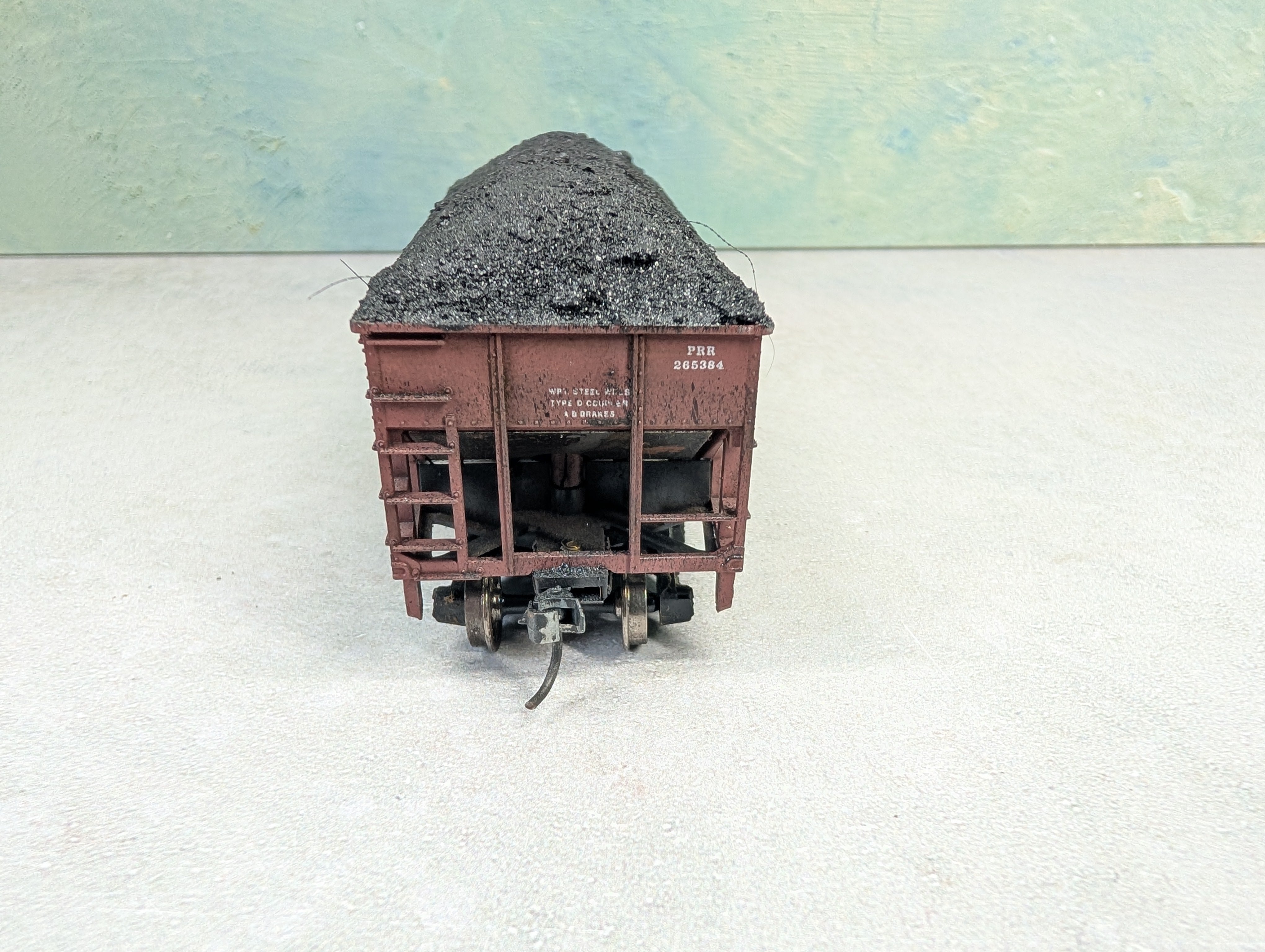 USED Athearn HO Scale 2 Bay Open Hopper Pennsylvania PRR #265384 Weathered w/ Coal Load