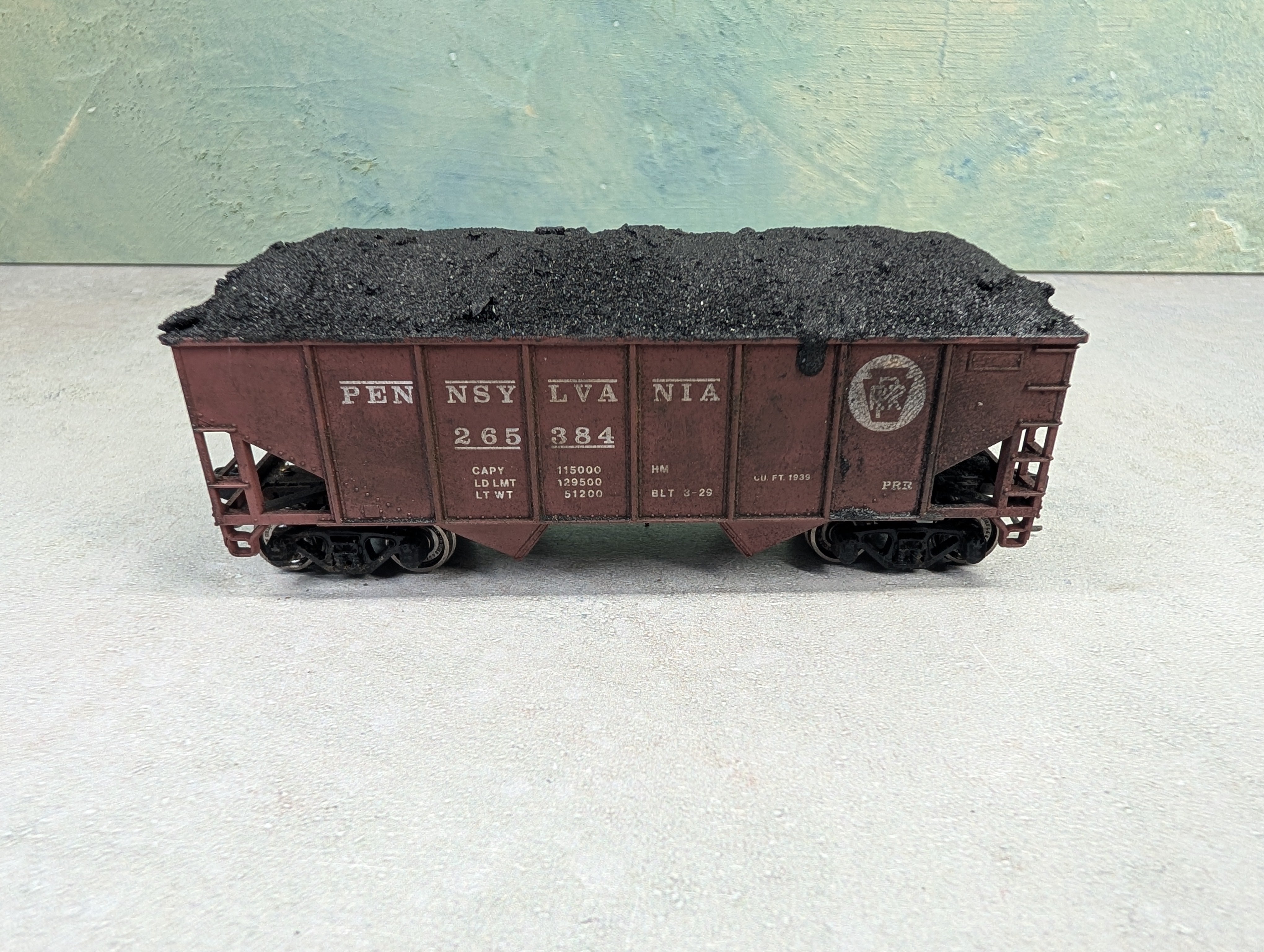 USED Athearn HO Scale 2 Bay Open Hopper Pennsylvania PRR #265384 Weathered w/ Coal Load