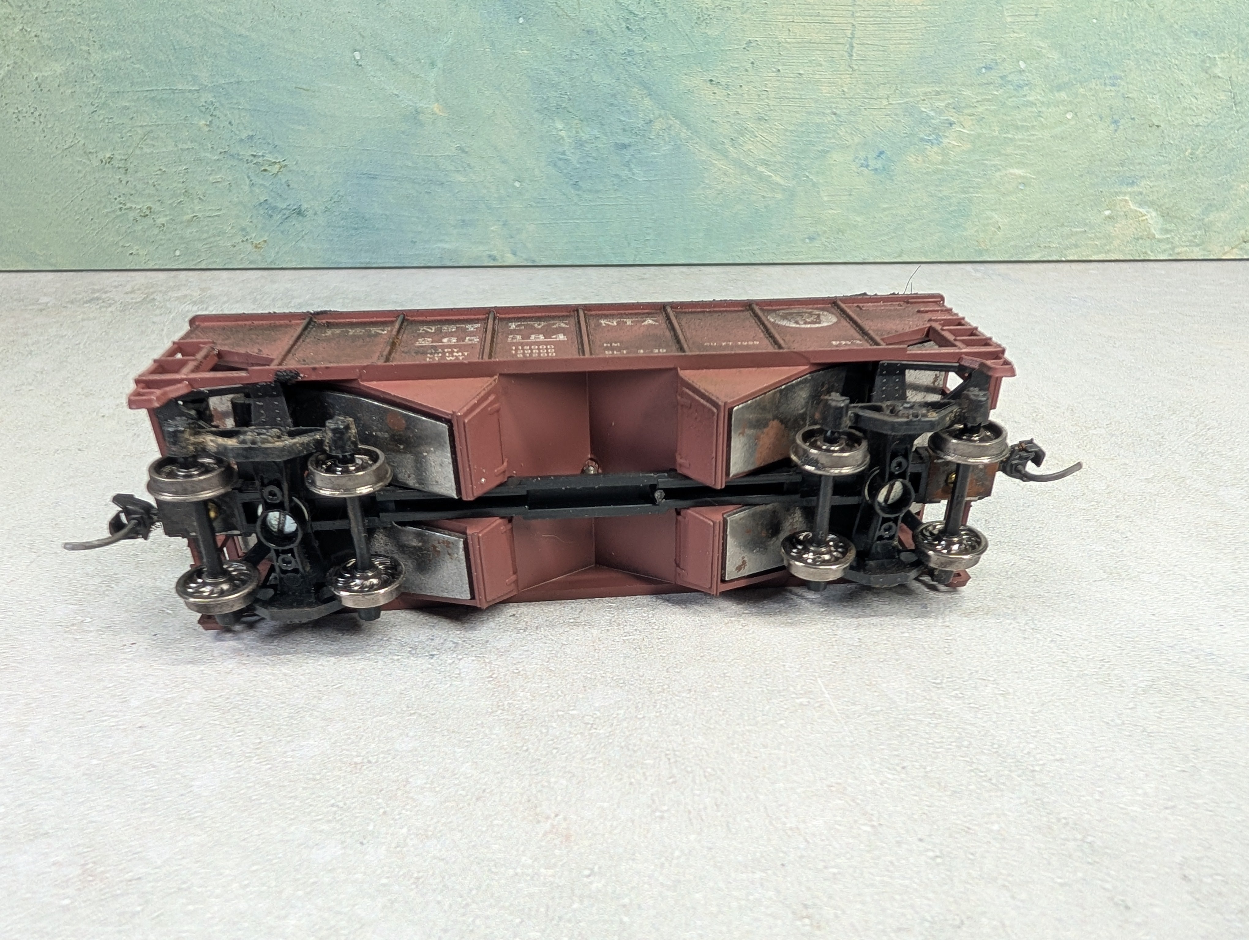 USED Athearn HO Scale 2 Bay Open Hopper Pennsylvania PRR #265384 Weathered w/ Coal Load