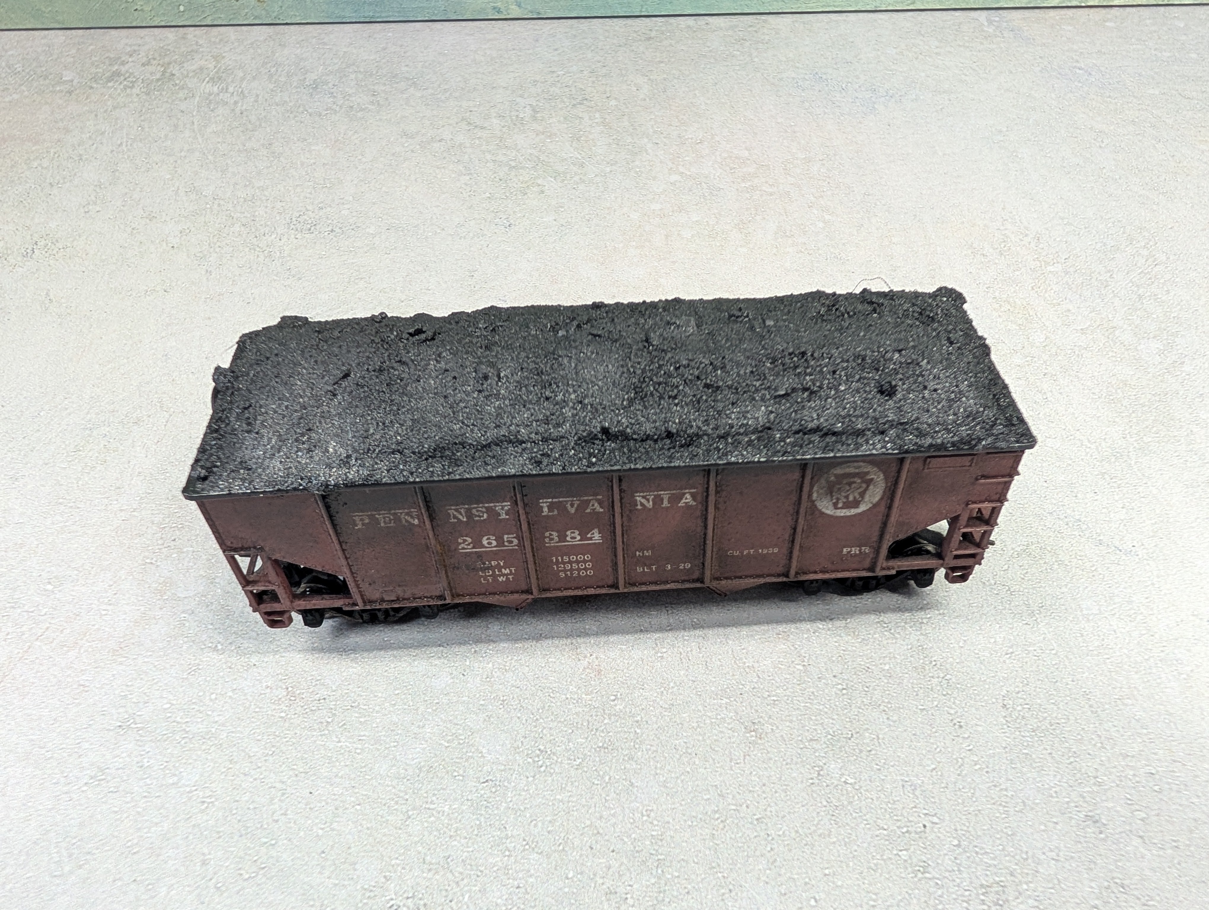 USED Athearn HO Scale 2 Bay Open Hopper Pennsylvania PRR #265384 Weathered w/ Coal Load