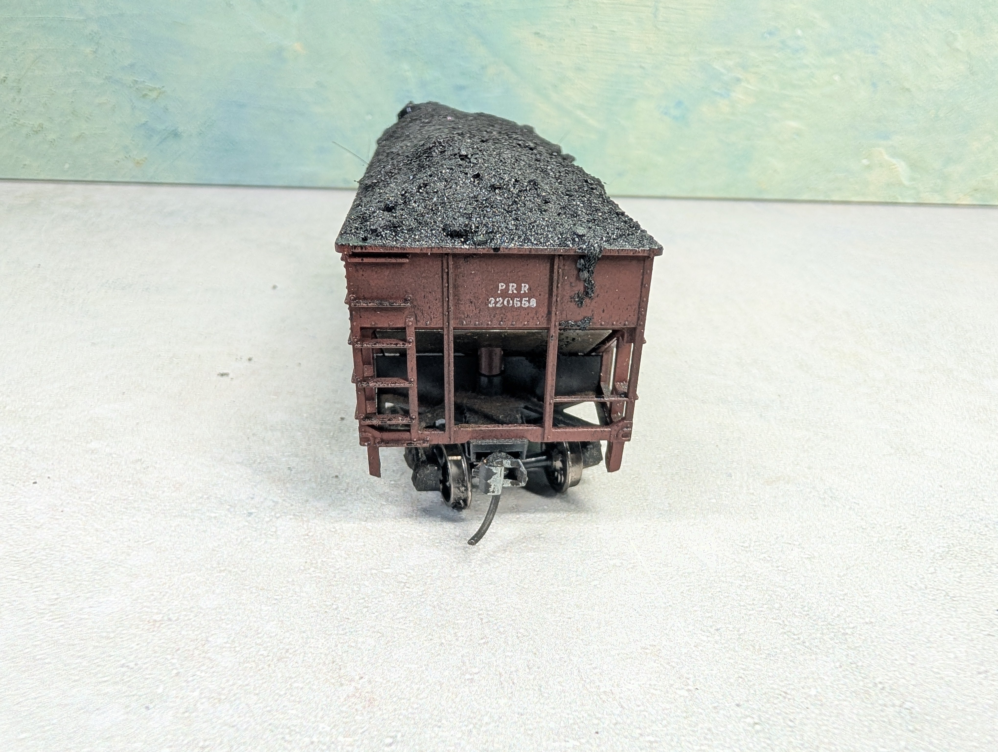USED Athearn HO Scale 2 Bay Open Hopper Pennsylvania PRR #220558 Weathered w/ Coal Load