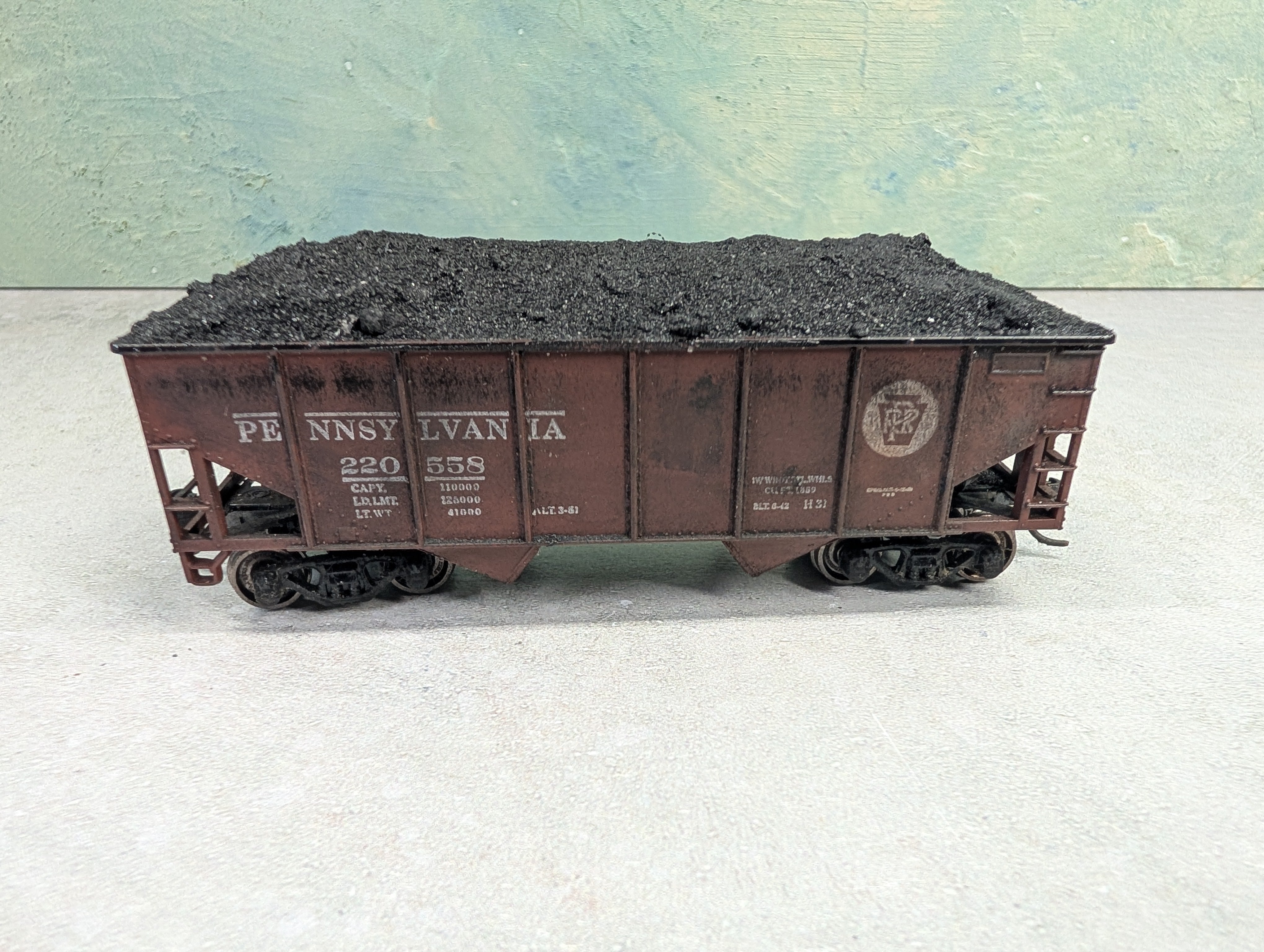 USED Athearn HO Scale 2 Bay Open Hopper Pennsylvania PRR #220558 Weathered w/ Coal Load