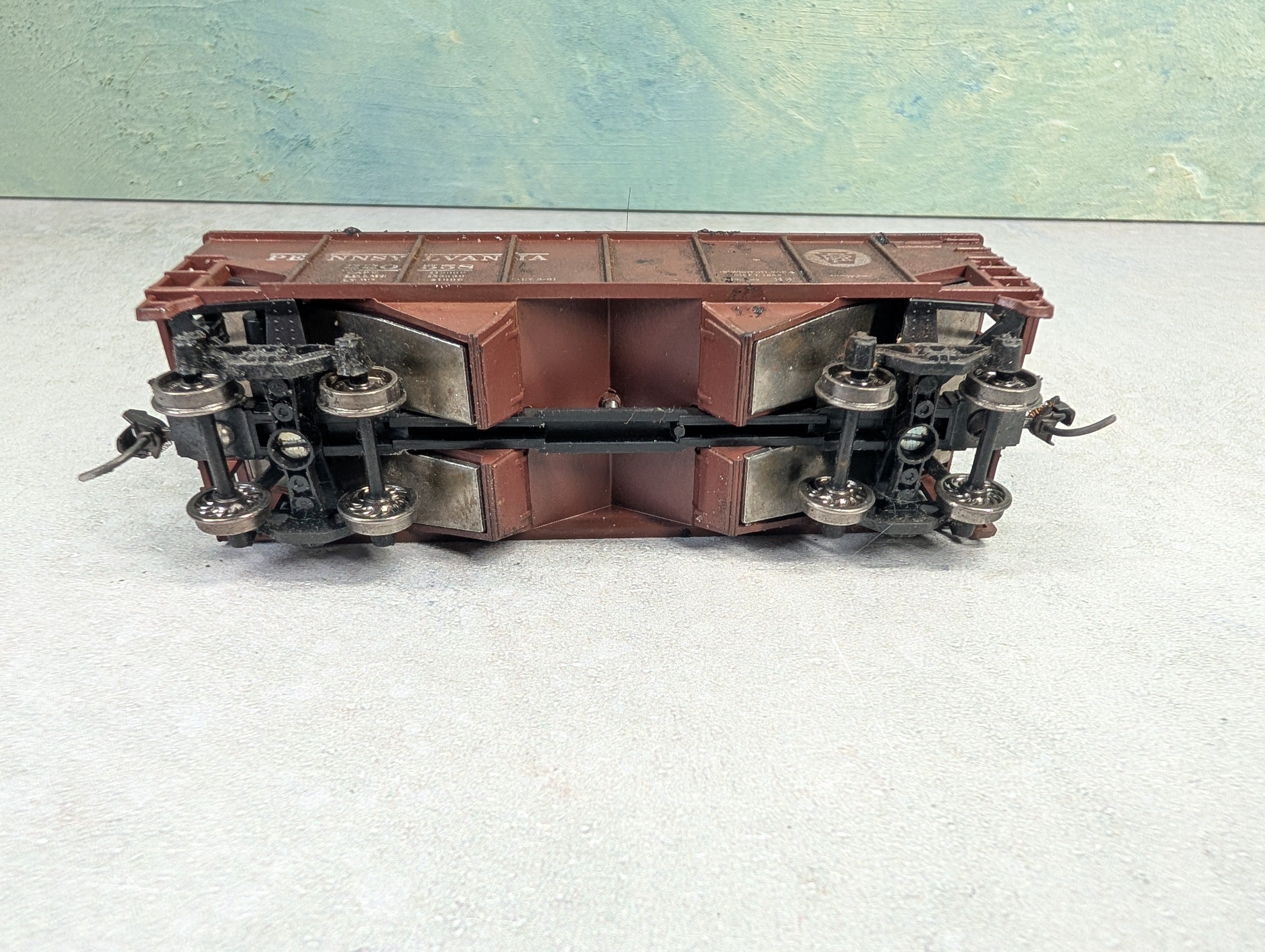 USED Athearn HO Scale 2 Bay Open Hopper Pennsylvania PRR #220558 Weathered w/ Coal Load
