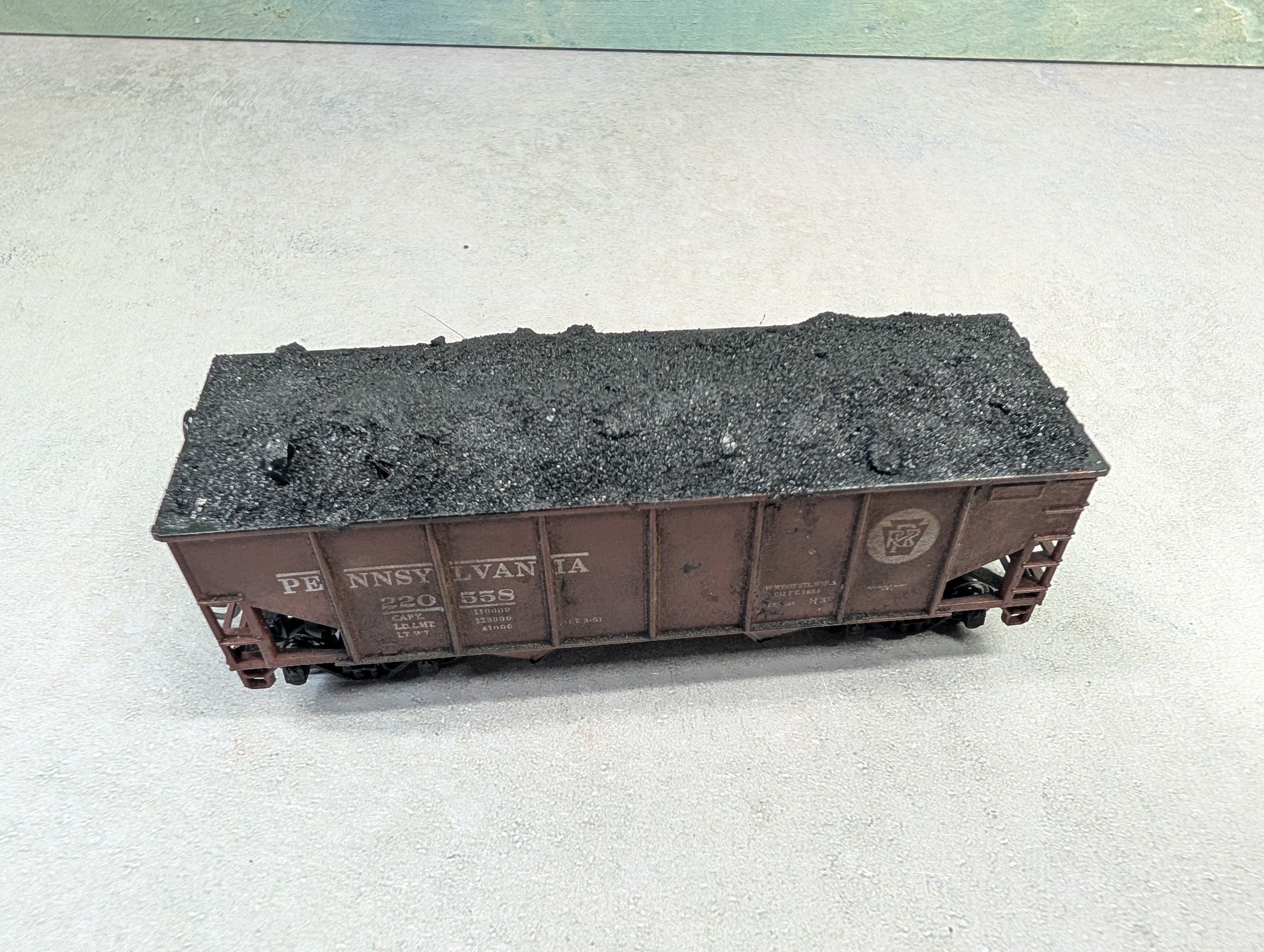 USED Athearn HO Scale 2 Bay Open Hopper Pennsylvania PRR #220558 Weathered w/ Coal Load