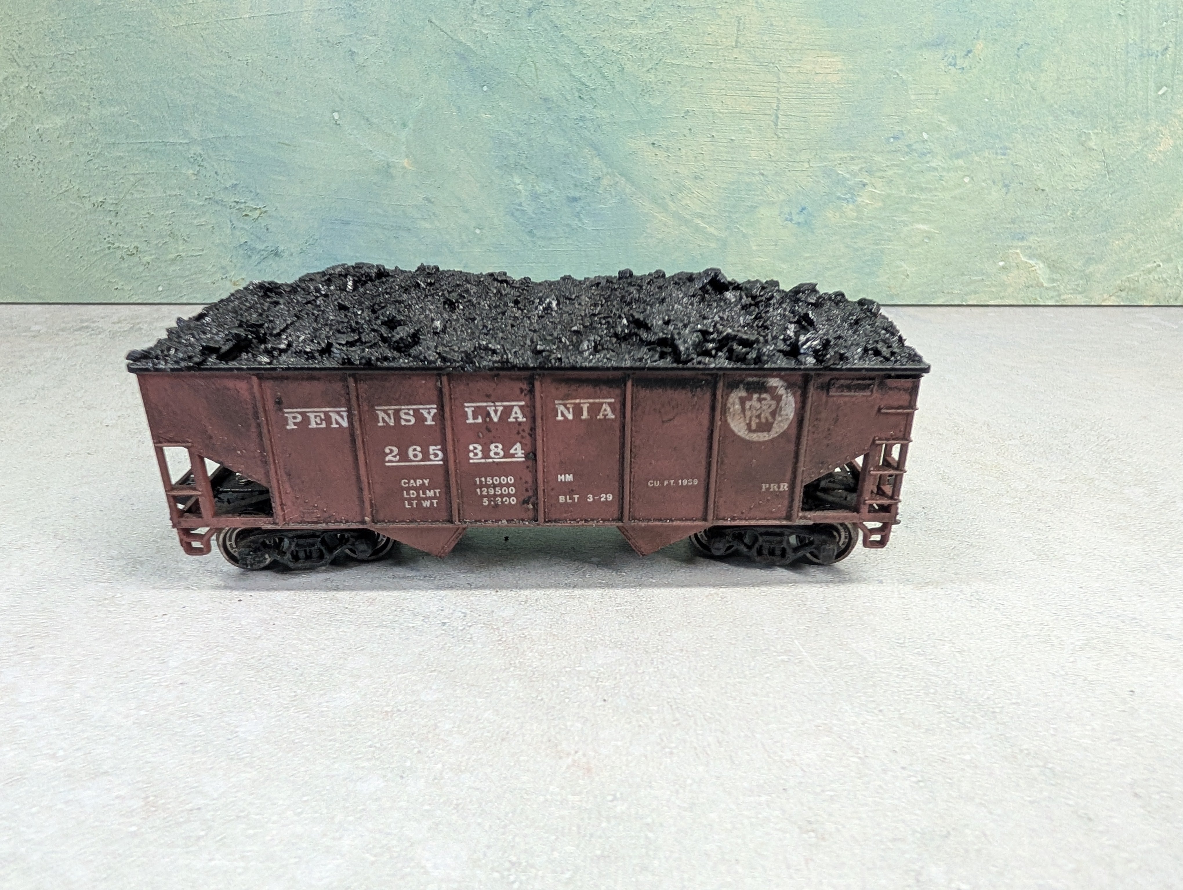 USED Athearn HO Scale 2 Bay Open Hopper Pennsylvania PRR #265384 Weathered w/ Coal Load