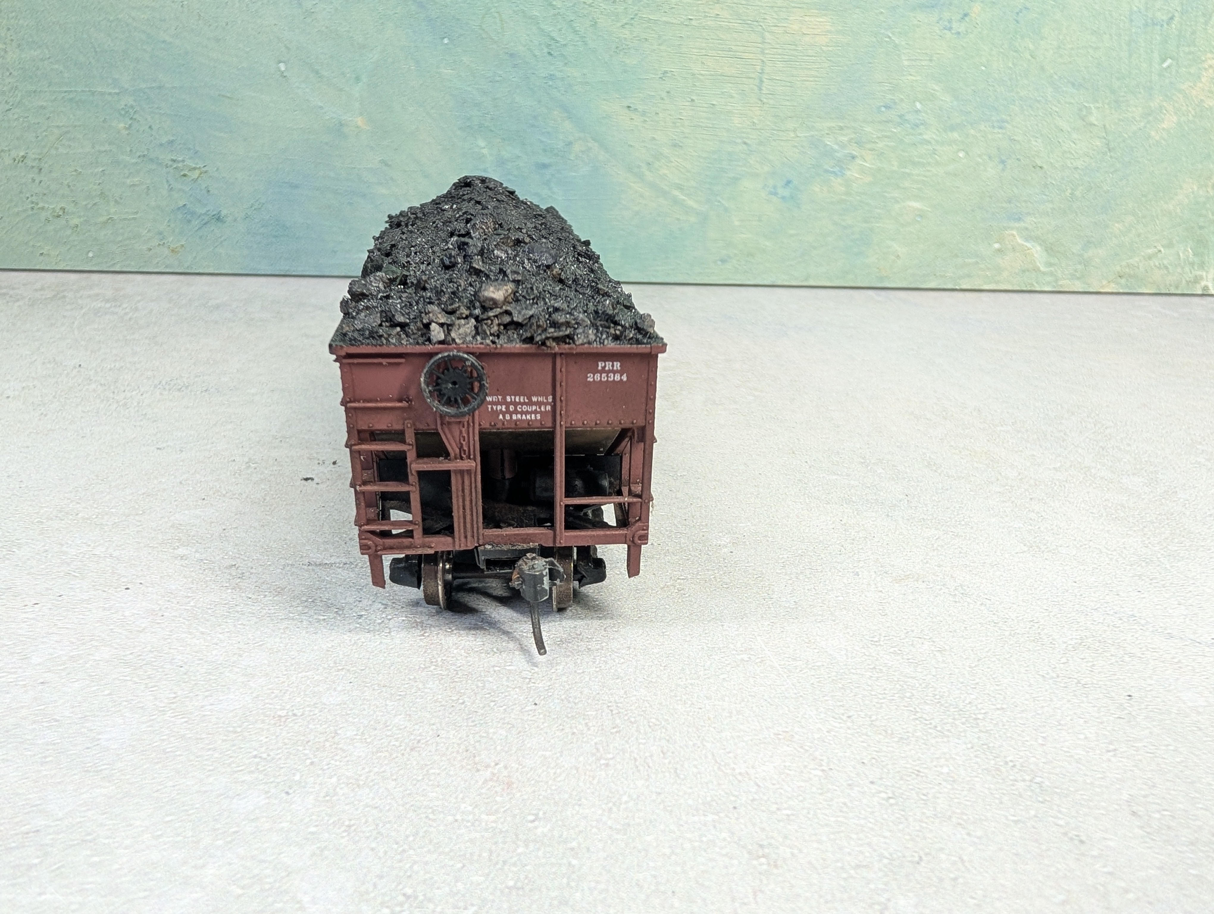 USED Athearn HO Scale 2 Bay Open Hopper Pennsylvania PRR #265384 Weathered w/ Coal Load