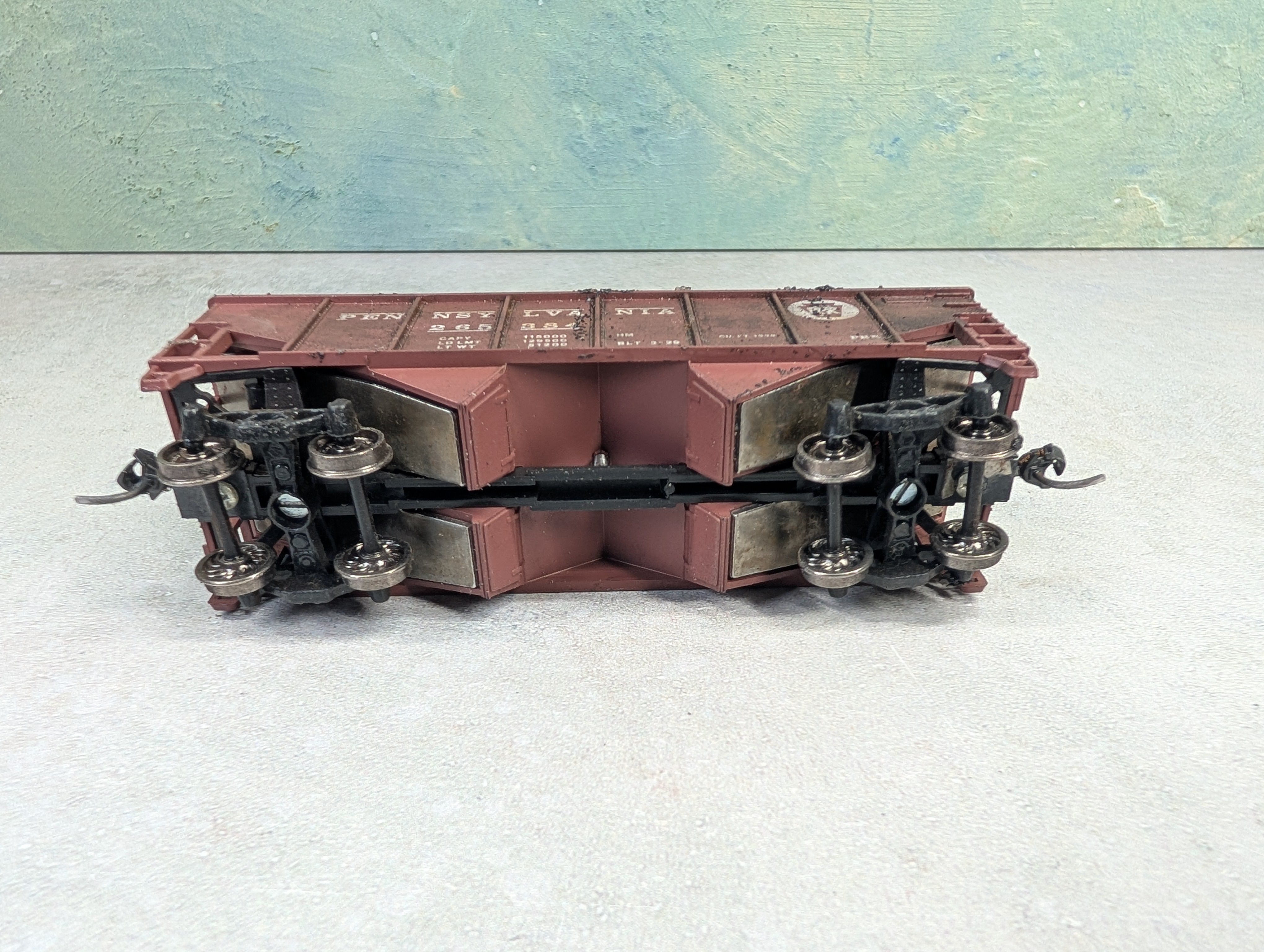 USED Athearn HO Scale 2 Bay Open Hopper Pennsylvania PRR #265384 Weathered w/ Coal Load
