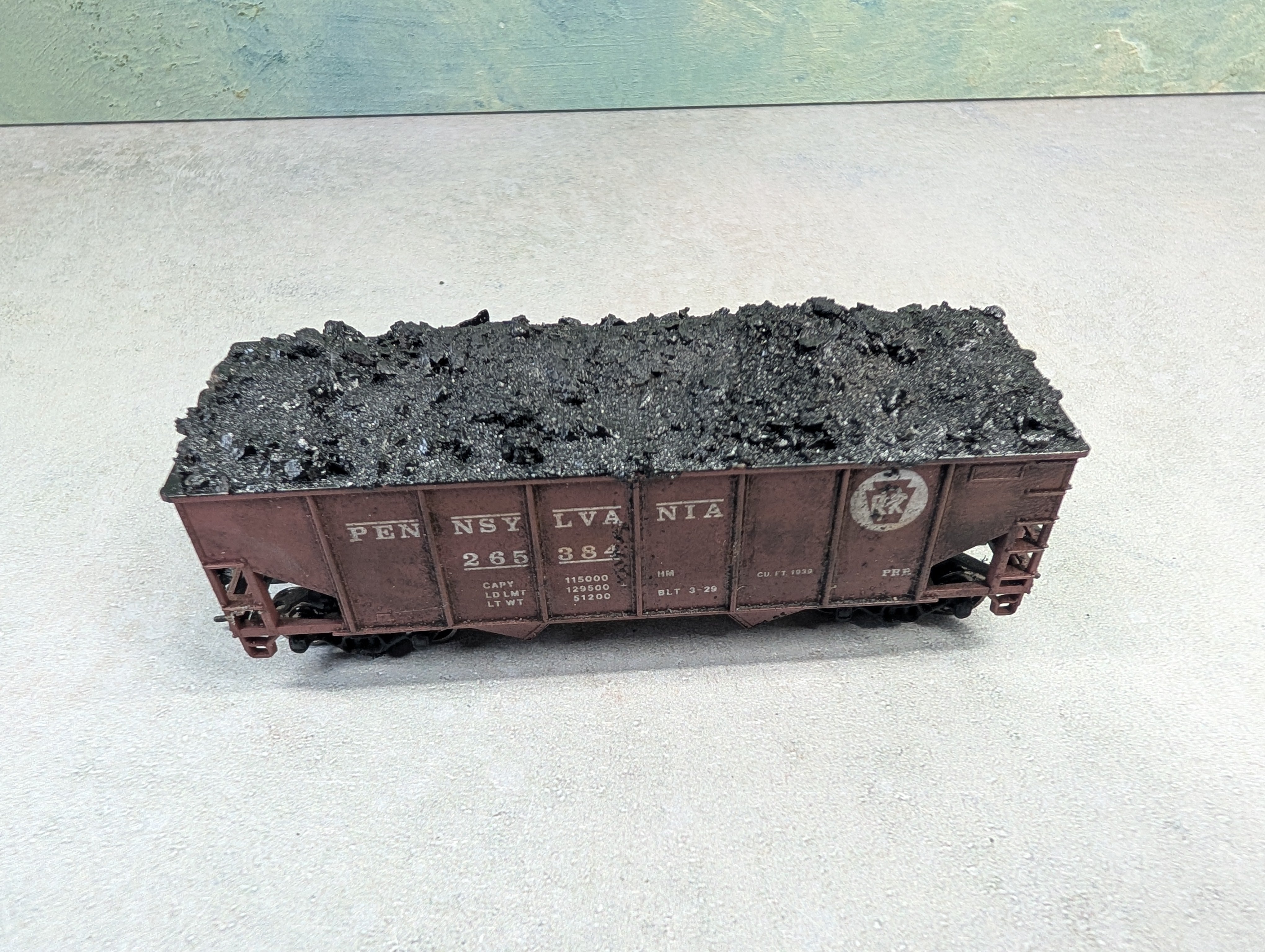 USED Athearn HO Scale 2 Bay Open Hopper Pennsylvania PRR #265384 Weathered w/ Coal Load