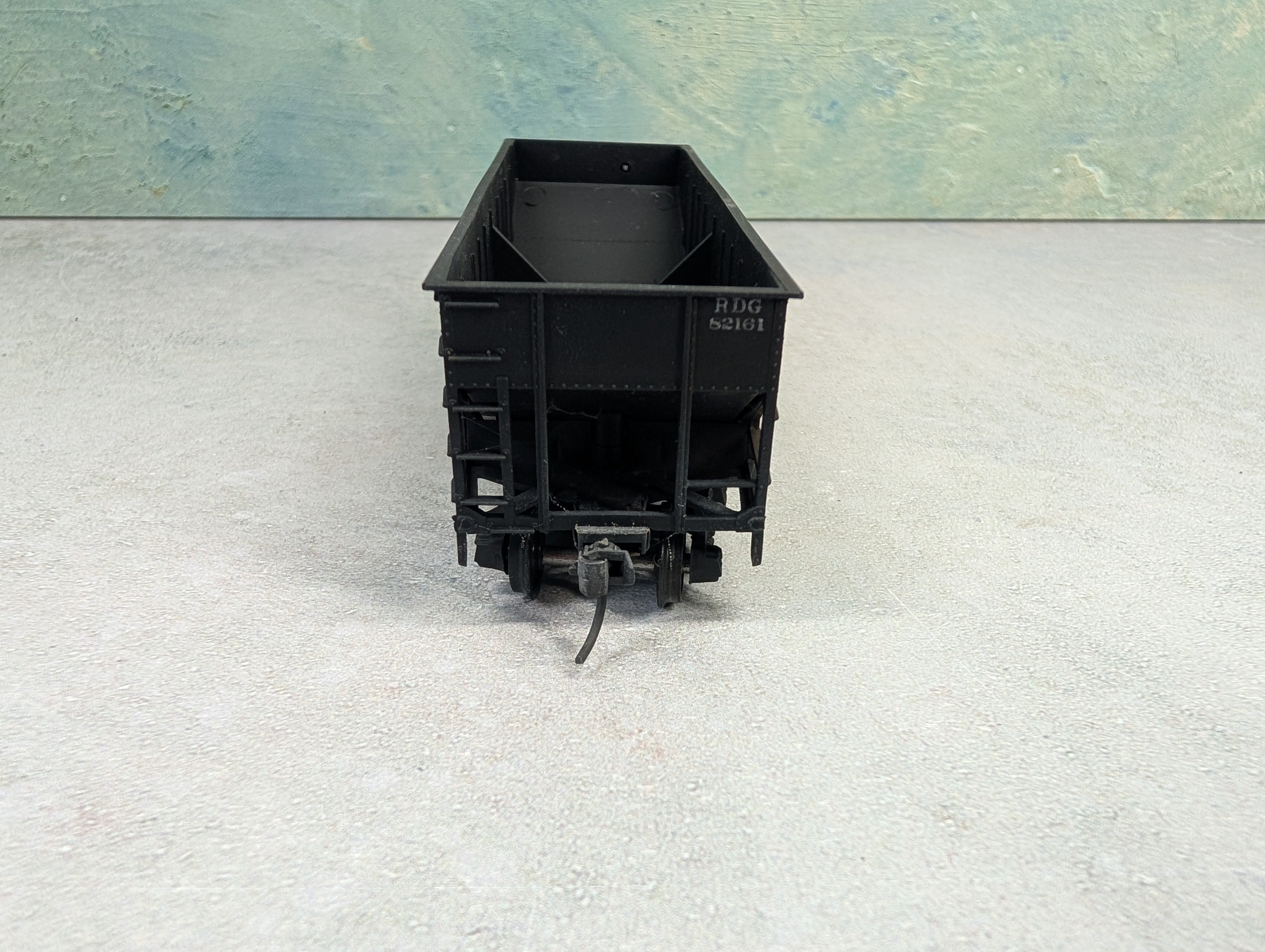USED Athearn HO Scale 2 Bay Open Hopper Reading RDG #82161 Weathered