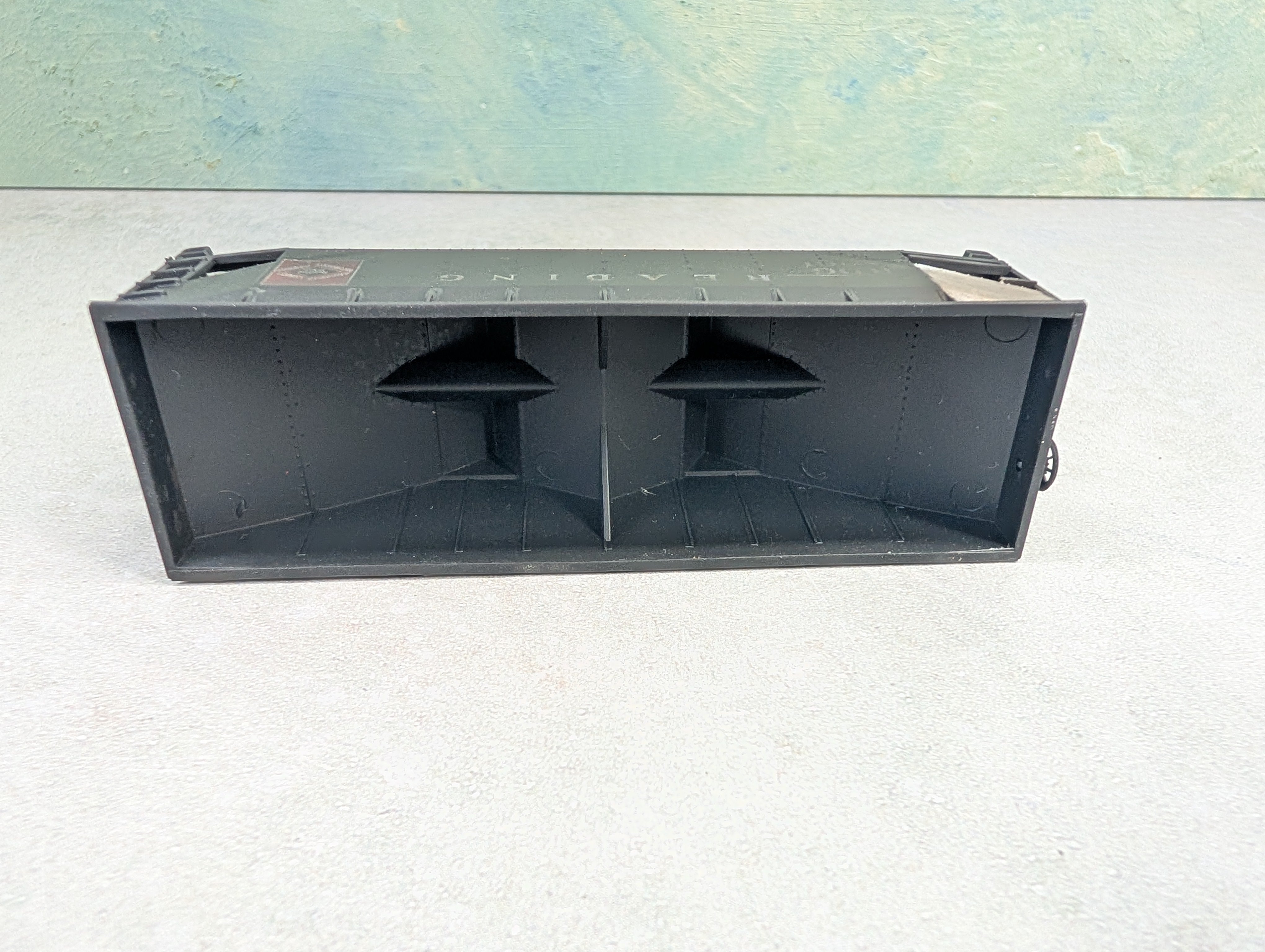 USED Athearn HO Scale 2 Bay Open Hopper Reading RDG #82161 Weathered