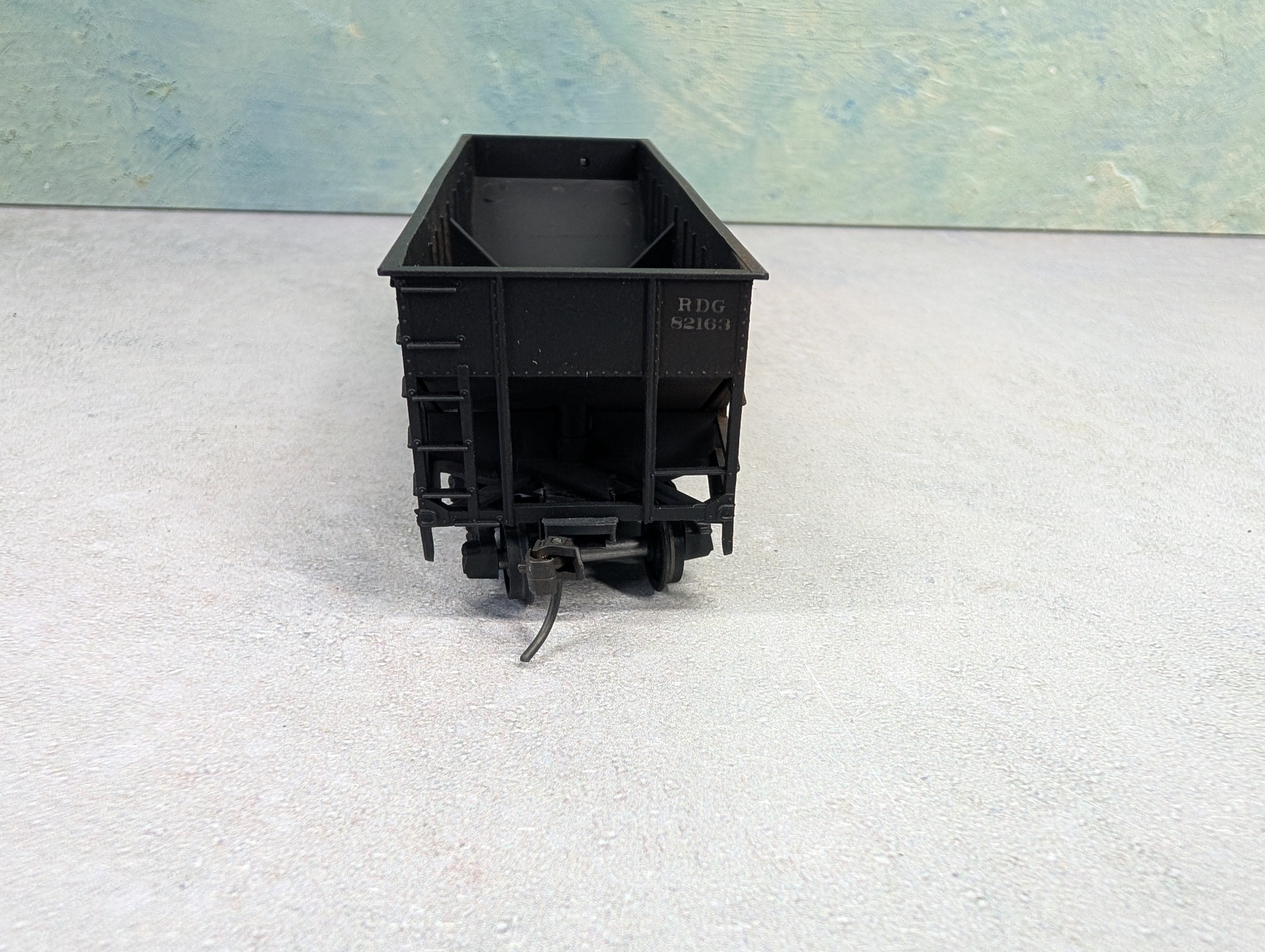 USED Athearn HO Scale 2 Bay Open Hopper Reading RDG #82163 Weathered