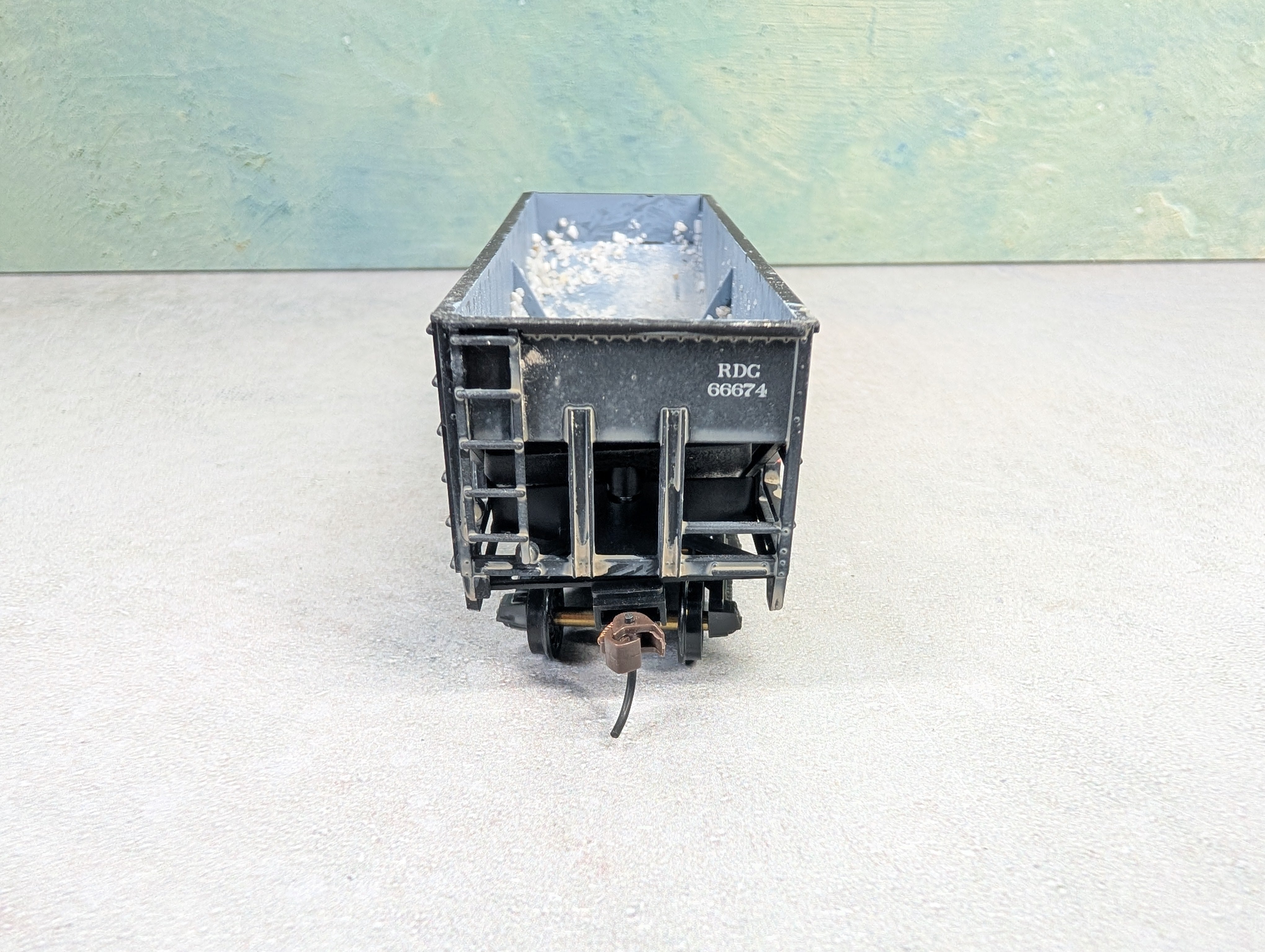 USED Stewart Hobbies HO Scale 2 Bay Open Hopper Reading RDG #66674 Weathered