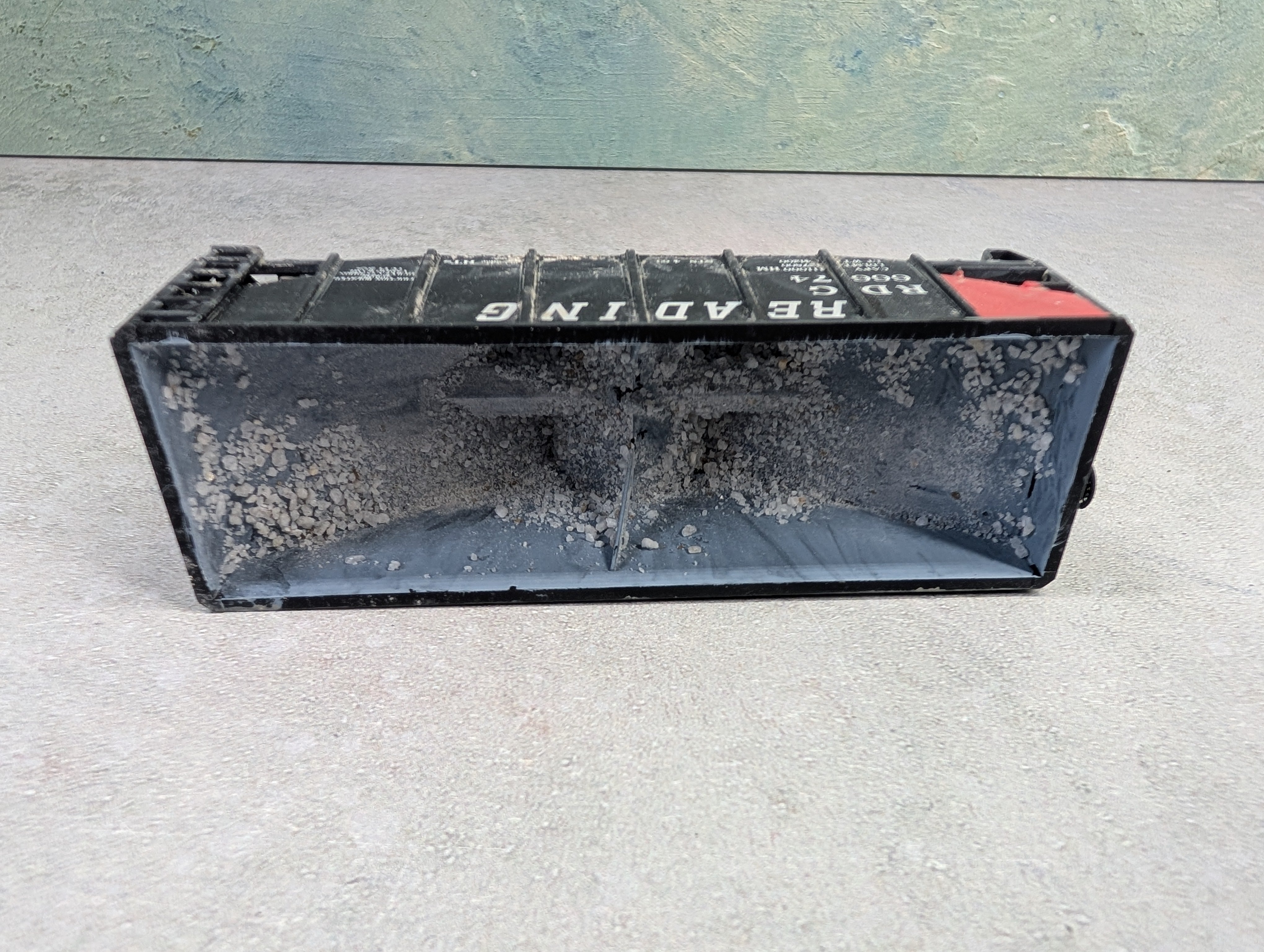 USED Stewart Hobbies HO Scale 2 Bay Open Hopper Reading RDG #66674 Weathered