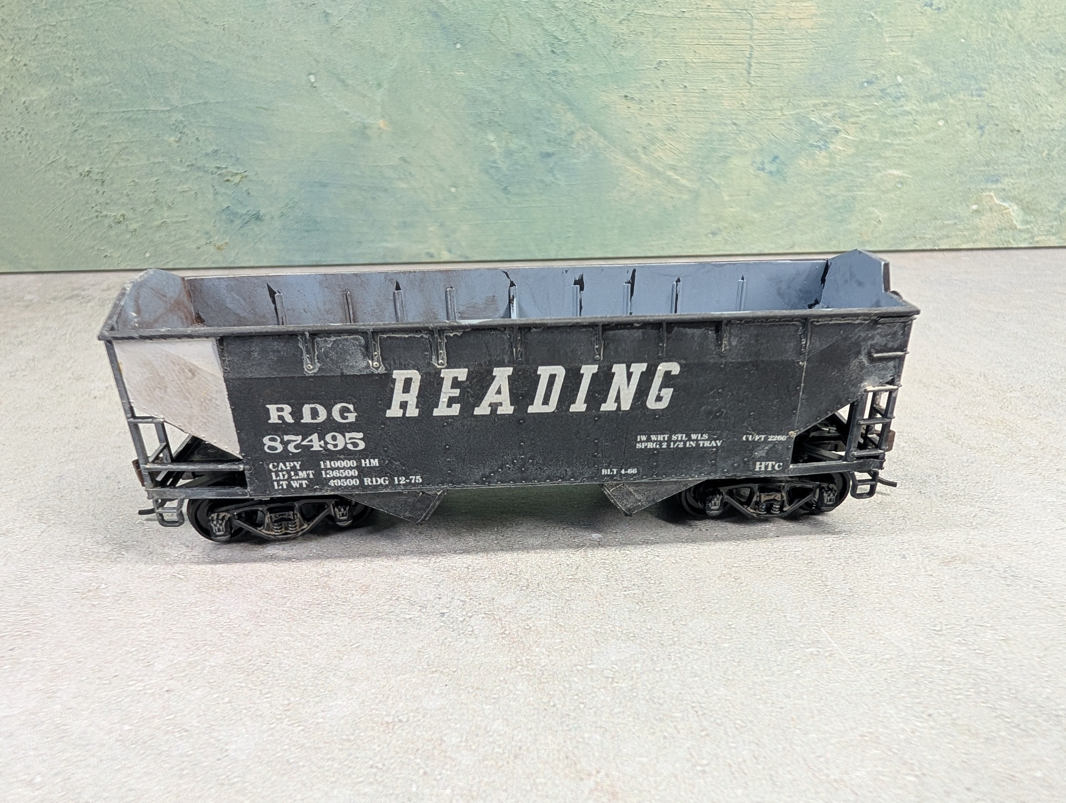 USED Athearn HO Scale 2 Bay Open Hopper Reading RDG #87495 Weathered