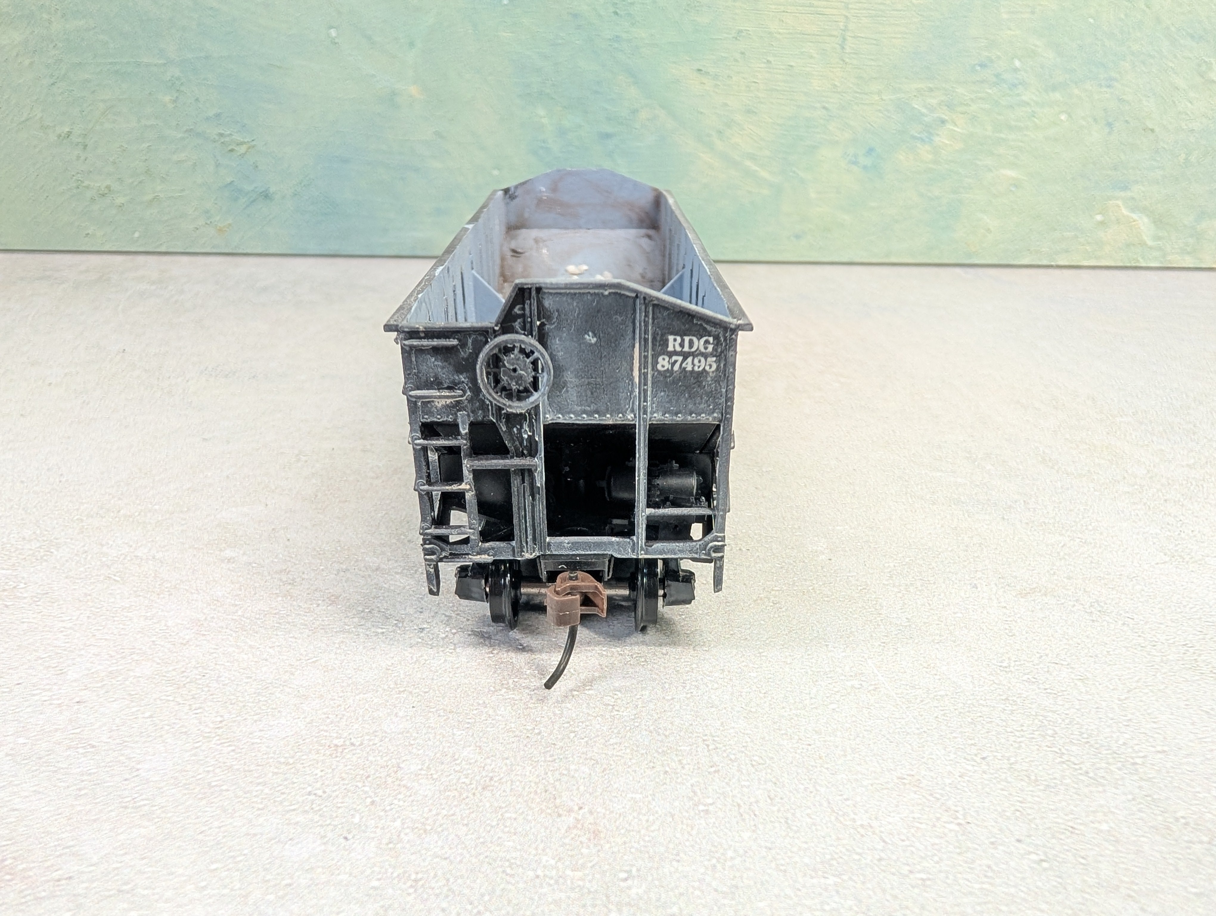 USED Athearn HO Scale 2 Bay Open Hopper Reading RDG #87495 Weathered