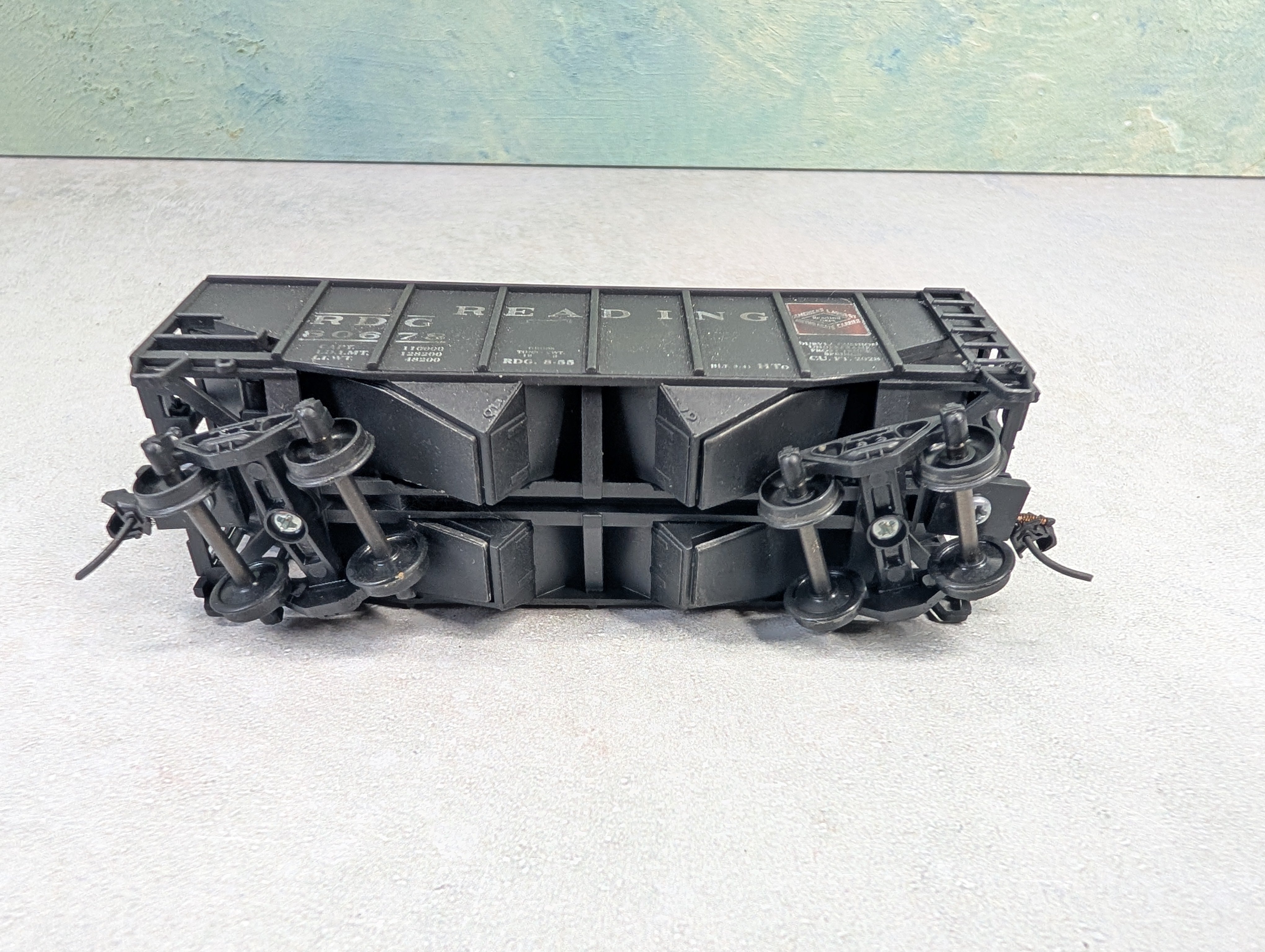 USED Stewart Hobbies HO Scale 2 Bay Open Hopper Reading RDG #80678 Weathered