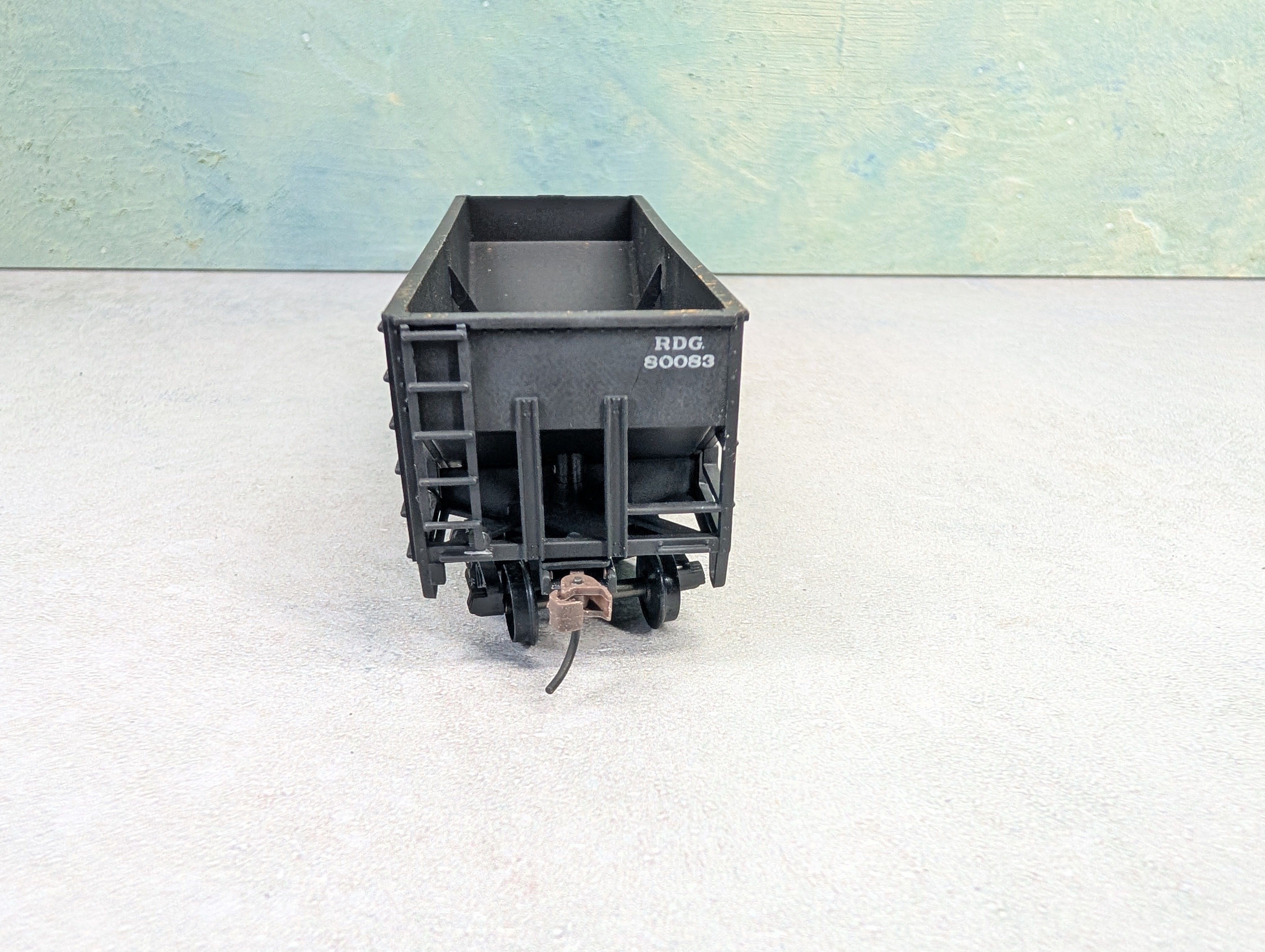 USED Stewart Hobbies HO Scale 2 Bay Open Hopper Reading RDG #80083 Weathered