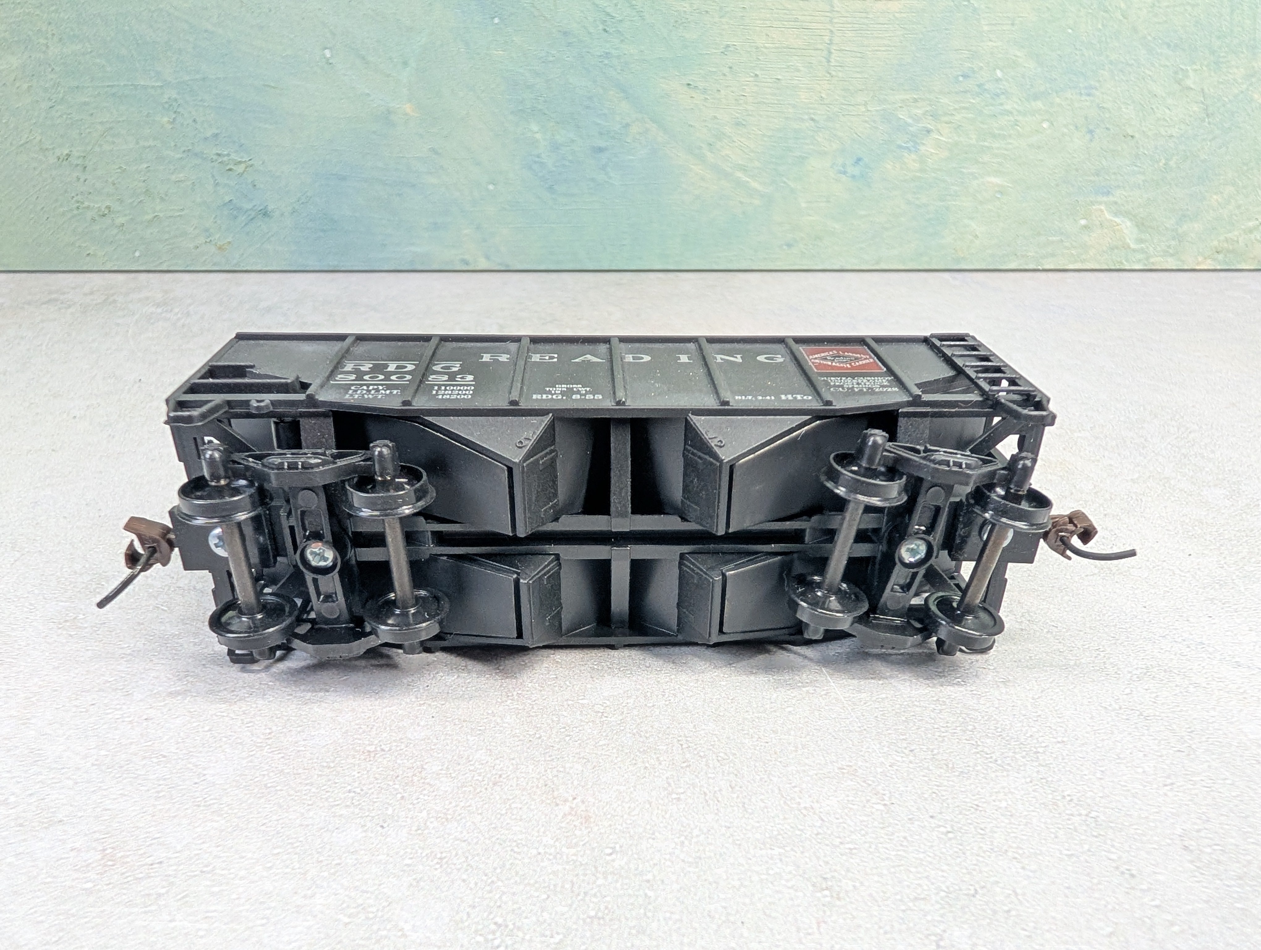 USED Stewart Hobbies HO Scale 2 Bay Open Hopper Reading RDG #80083 Weathered