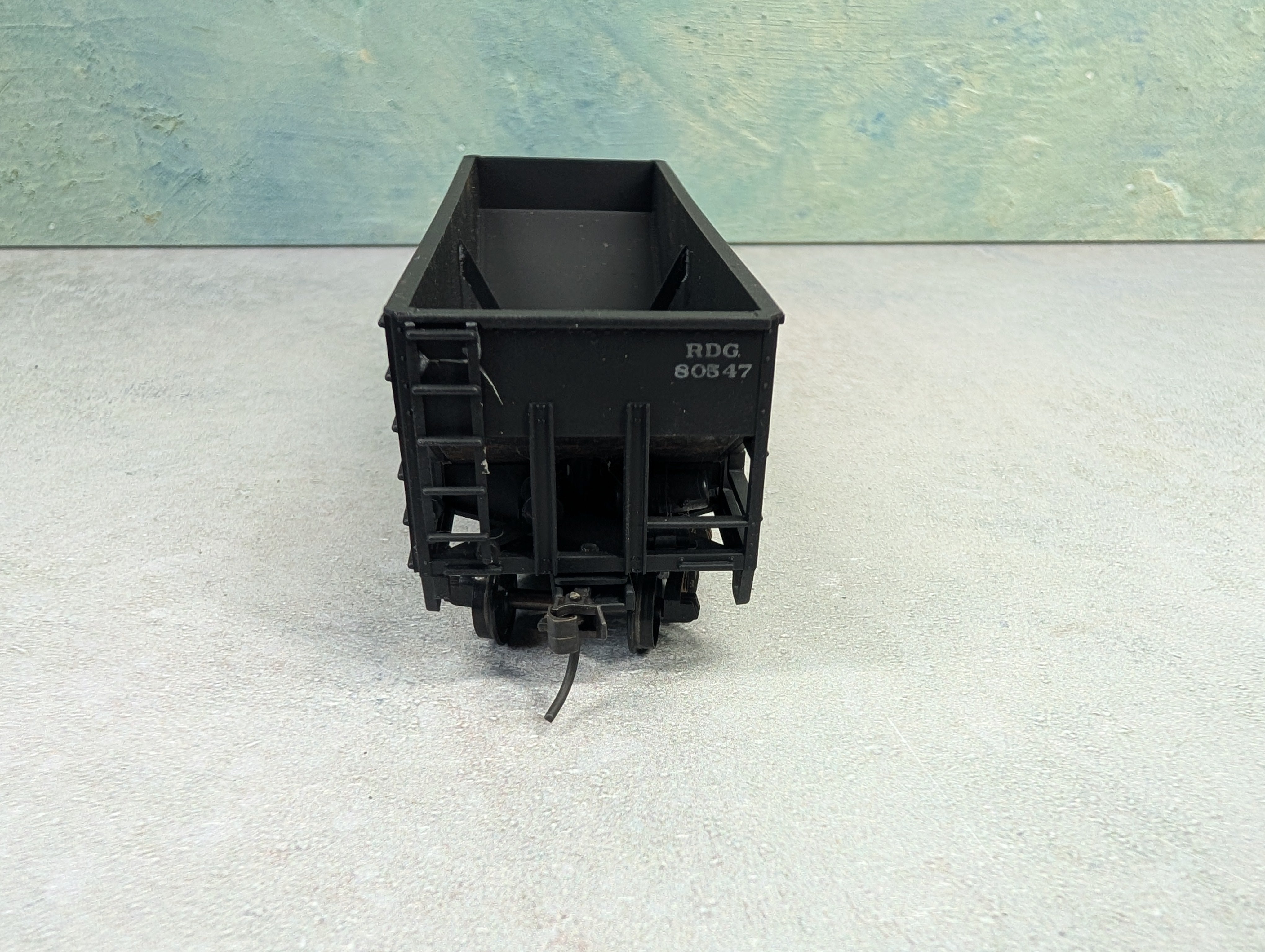 USED Stewart Hobbies HO Scale 2 Bay Open Hopper Reading RDG #80547 Weathered