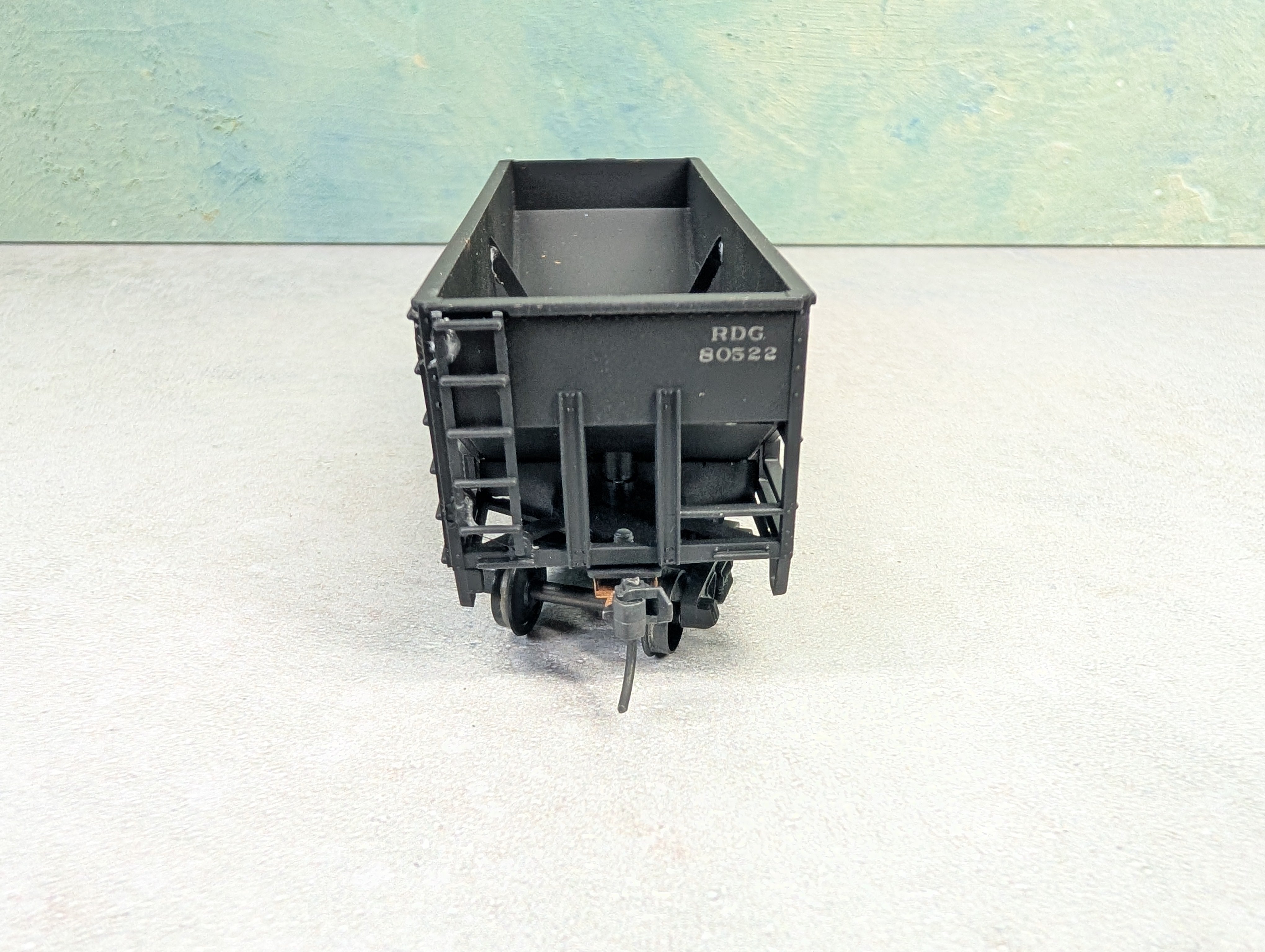 USED Stewart Hobbies HO Scale 2 Bay Open Hopper Reading RDG #80522 Weathered