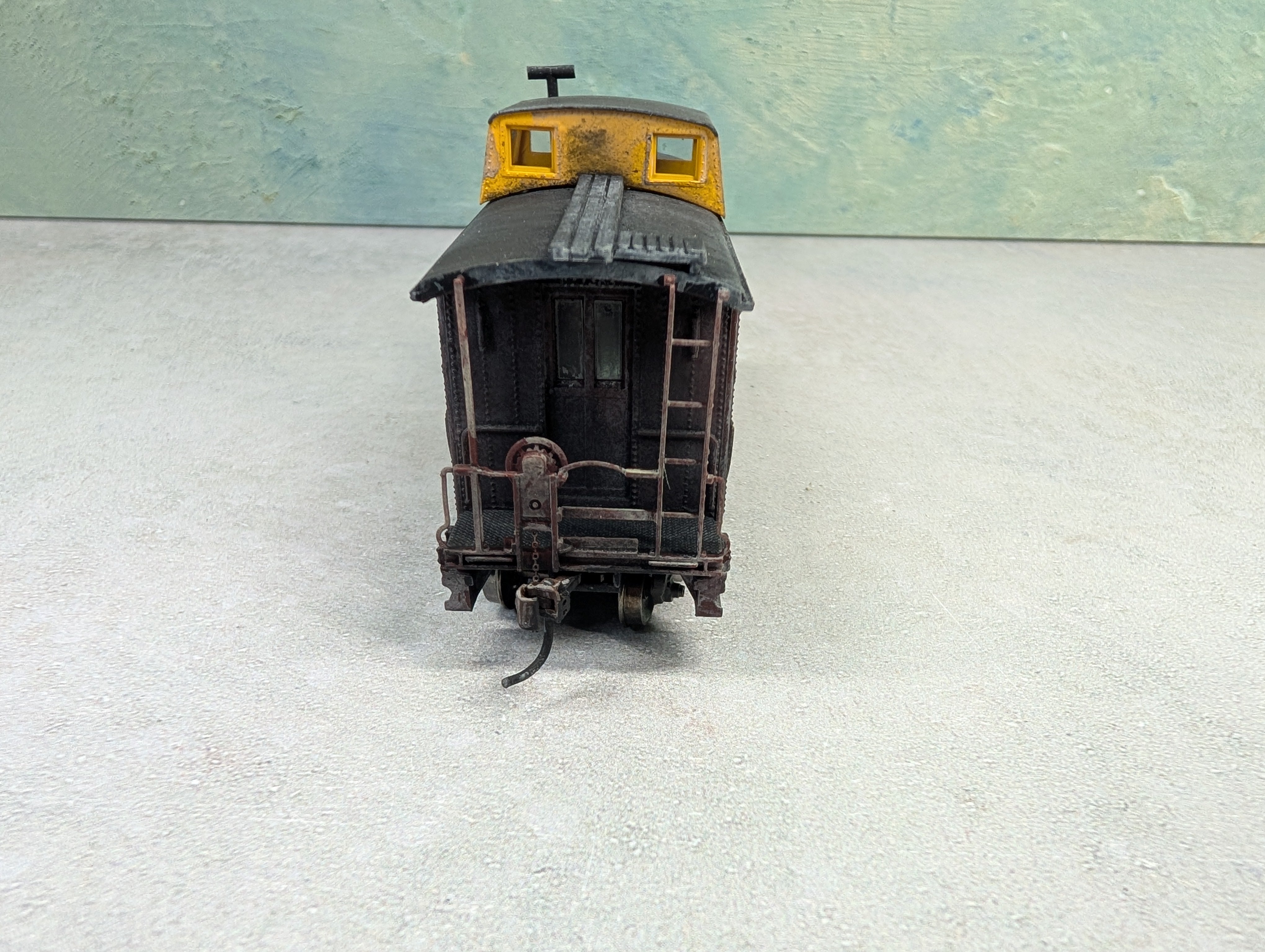 USED Athearn 74365 HO Scale 2 Window Caboose Pennsylvania #477383 Weathered
