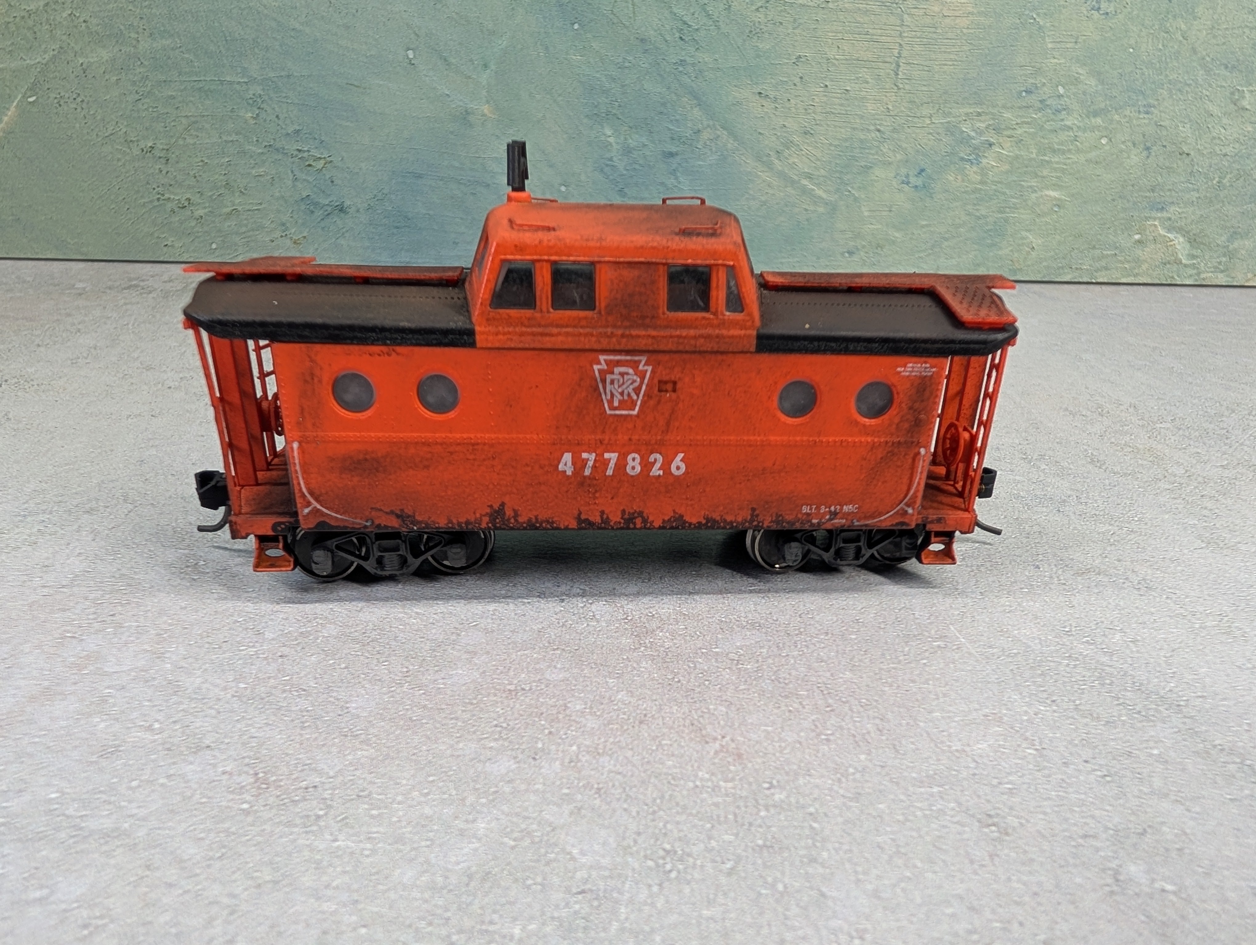 USED Bowser 43394 HO Scale N5c Caboose Pennsylvania #477826 Weathered