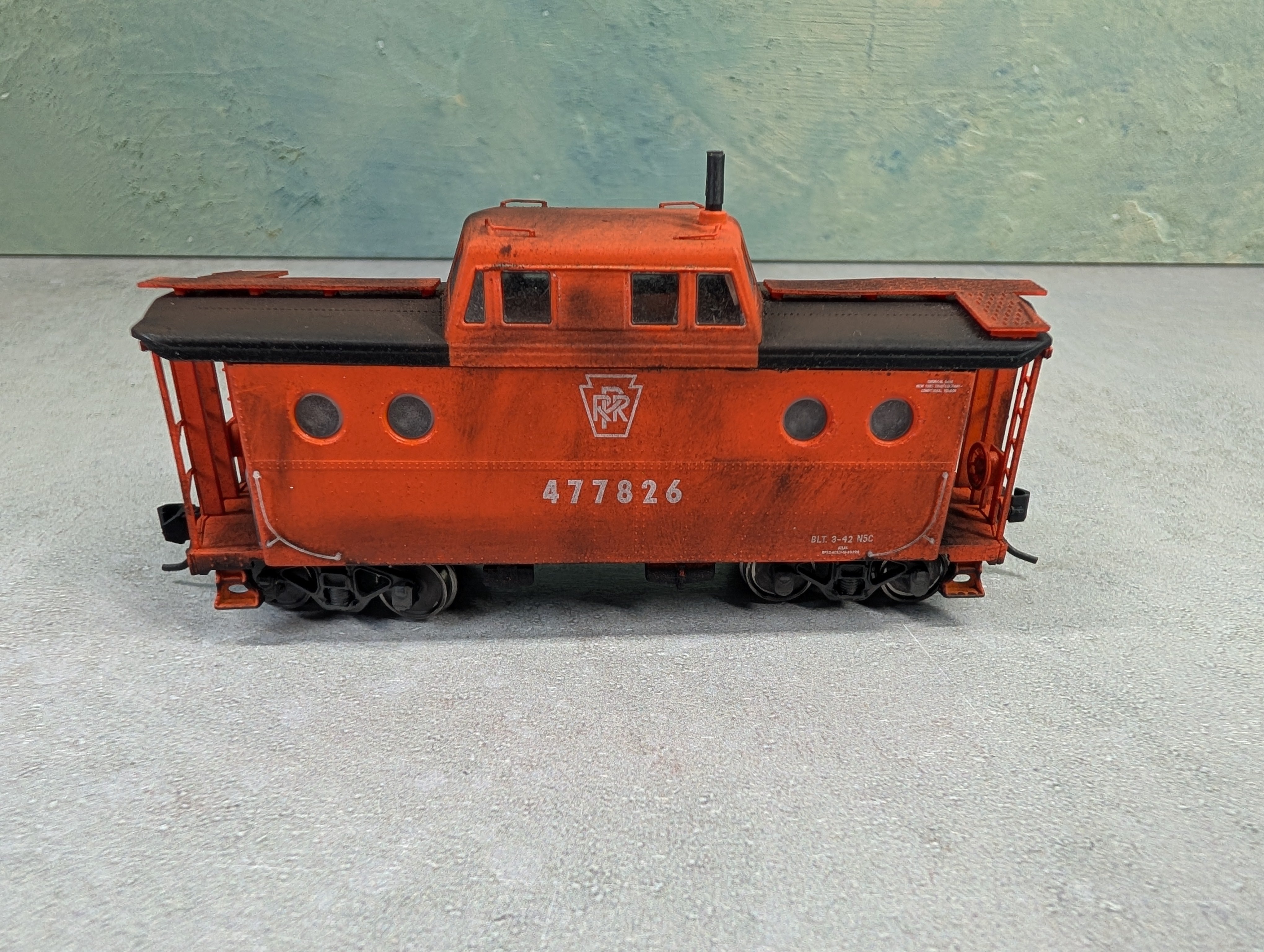 USED Bowser 43394 HO Scale N5c Caboose Pennsylvania #477826 Weathered