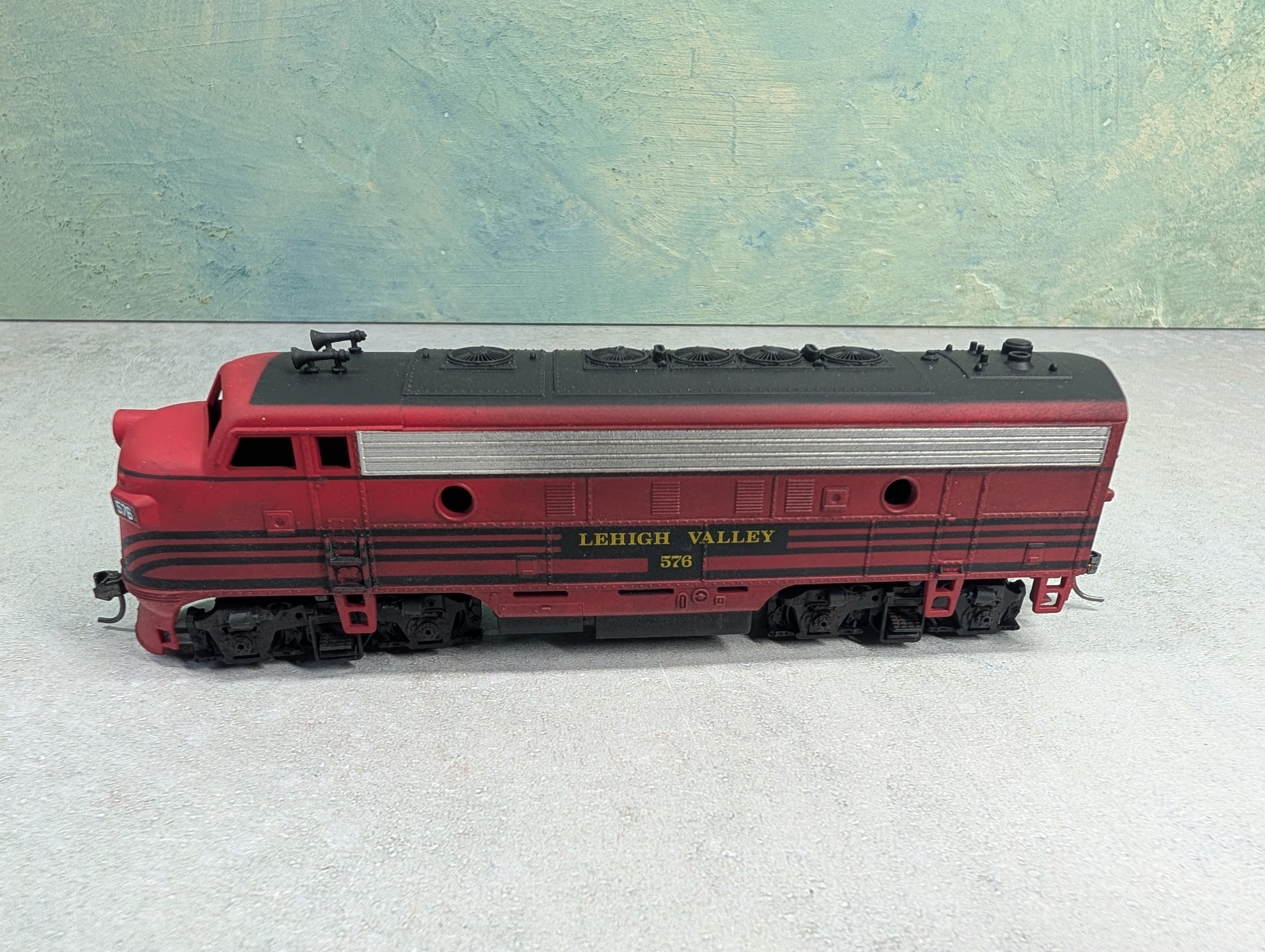 USED Athearn HO Scale F-7A Diesel Locomotive Lehigh Valley #576 Unpowered, Weathering
