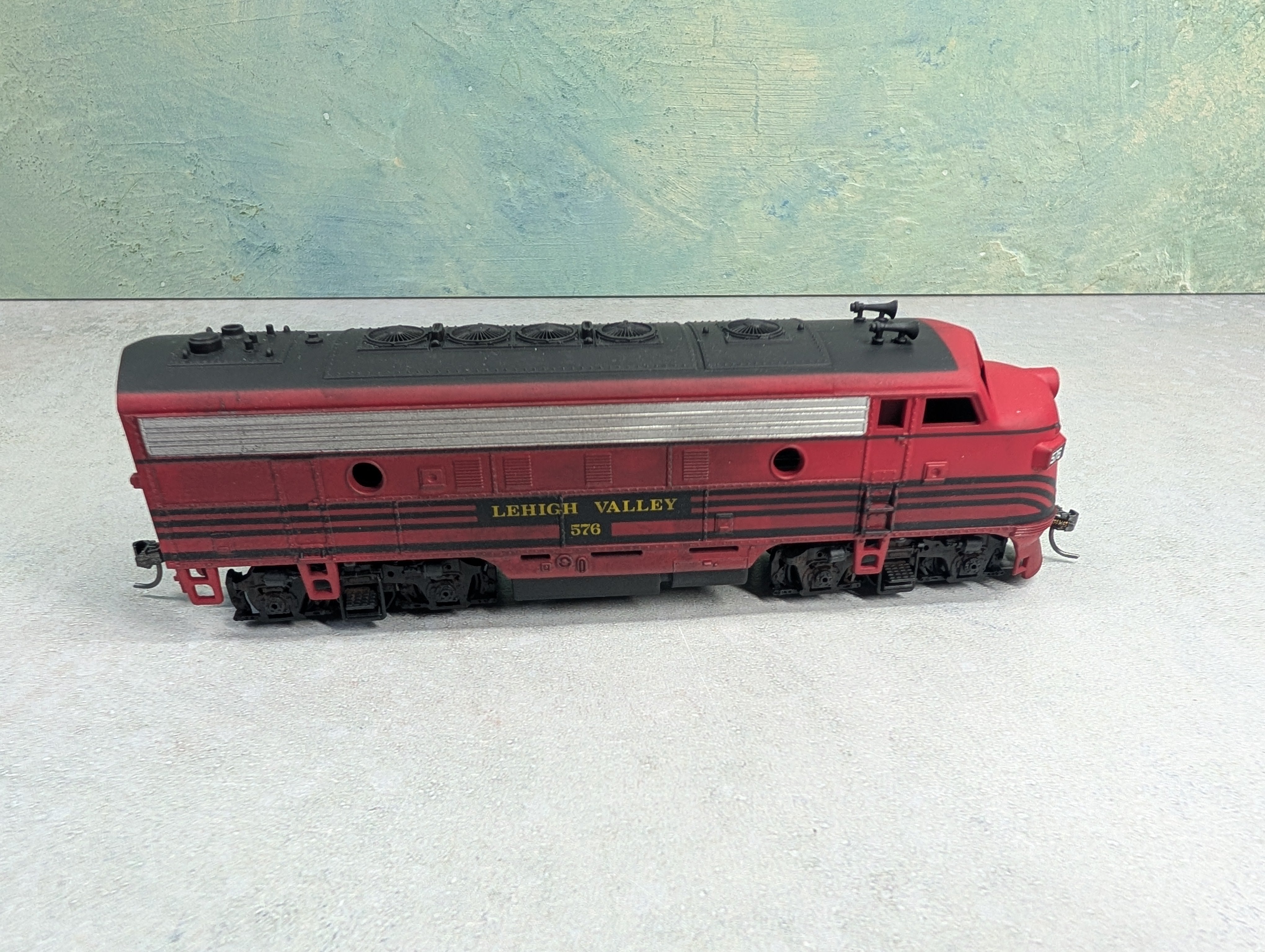USED Athearn HO Scale F-7A Diesel Locomotive Lehigh Valley #576 Unpowered, Weathering