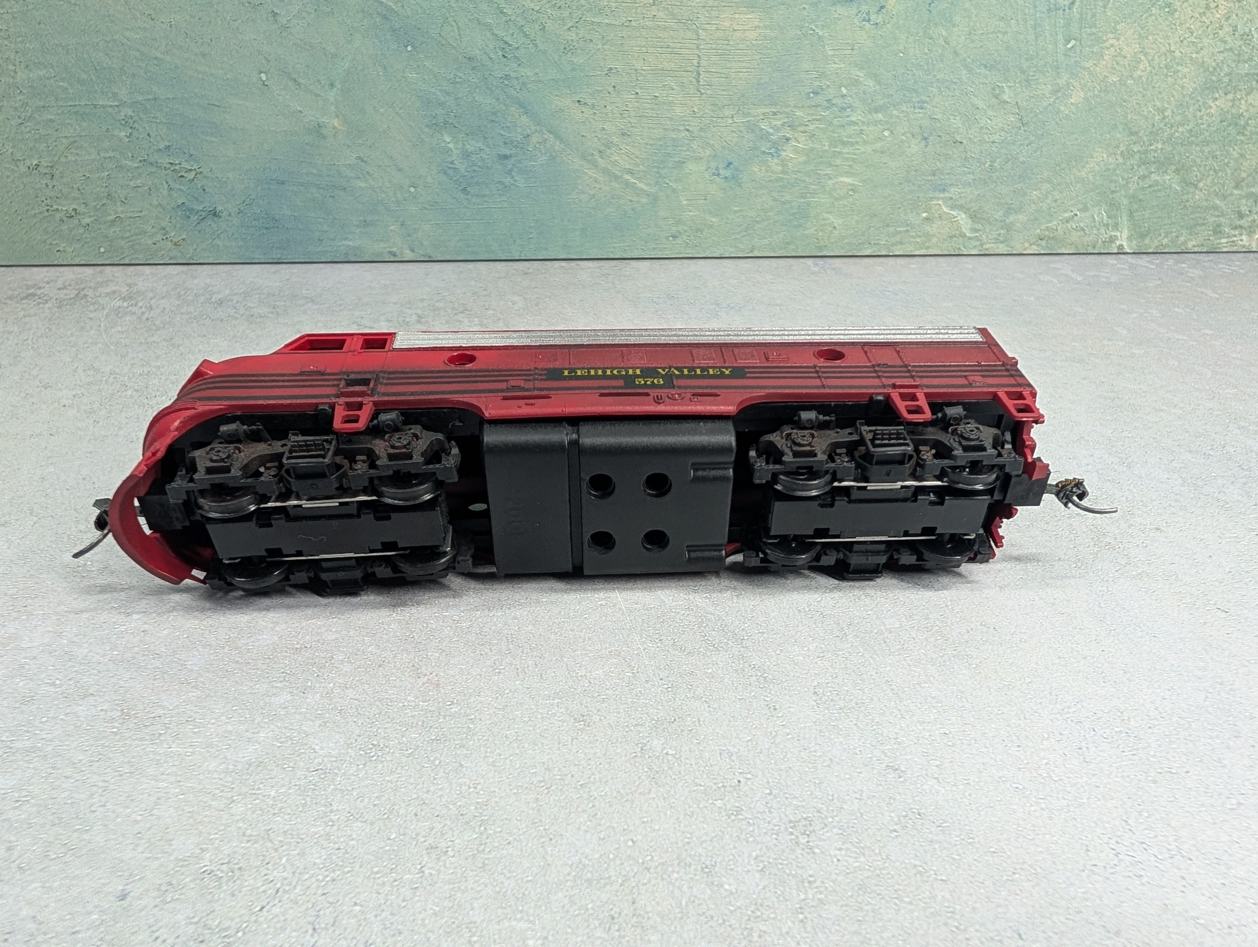 USED Athearn HO Scale F-7A Diesel Locomotive Lehigh Valley #576 Unpowered, Weathering