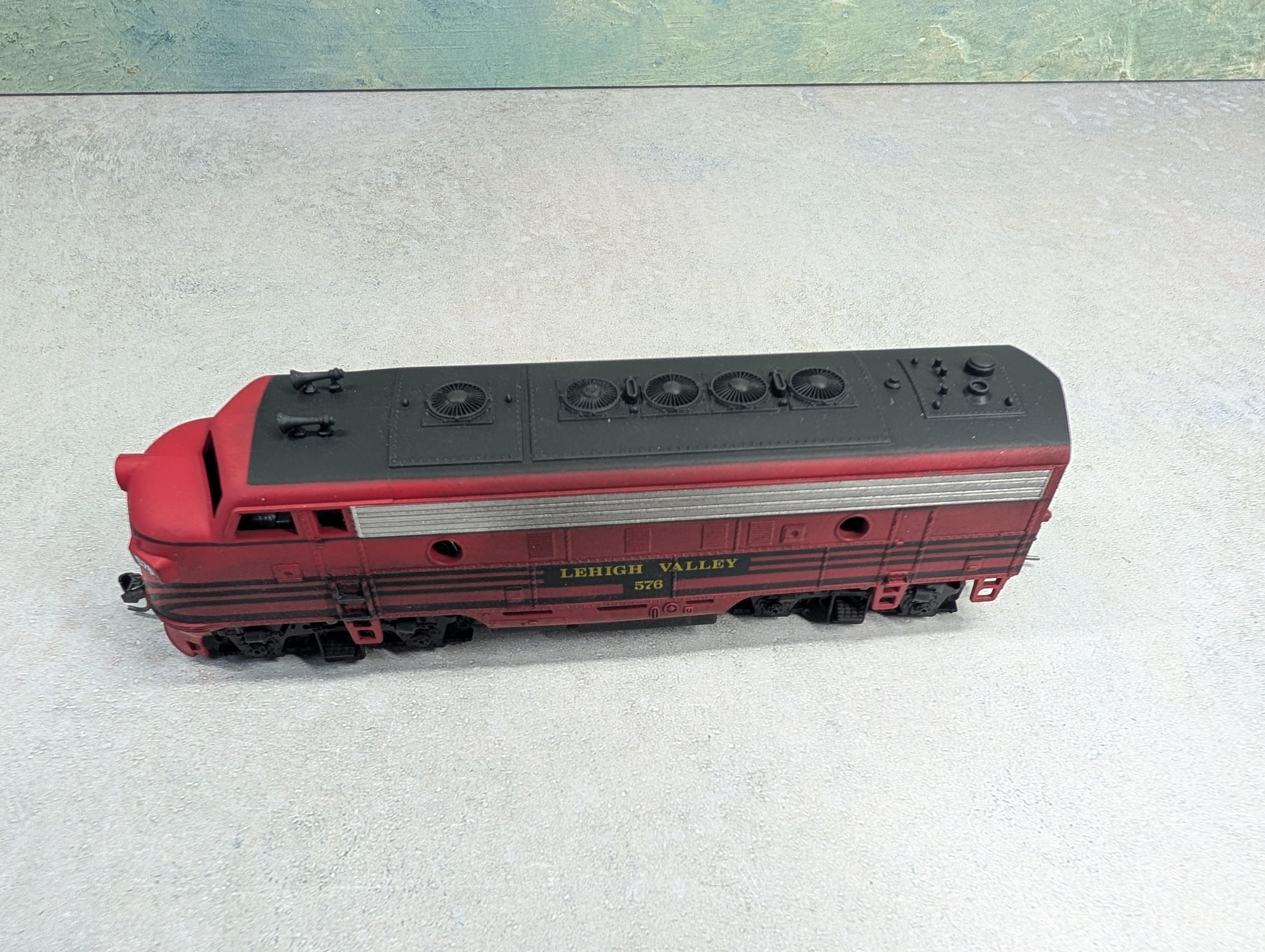 USED Athearn HO Scale F-7A Diesel Locomotive Lehigh Valley #576 Unpowered, Weathering