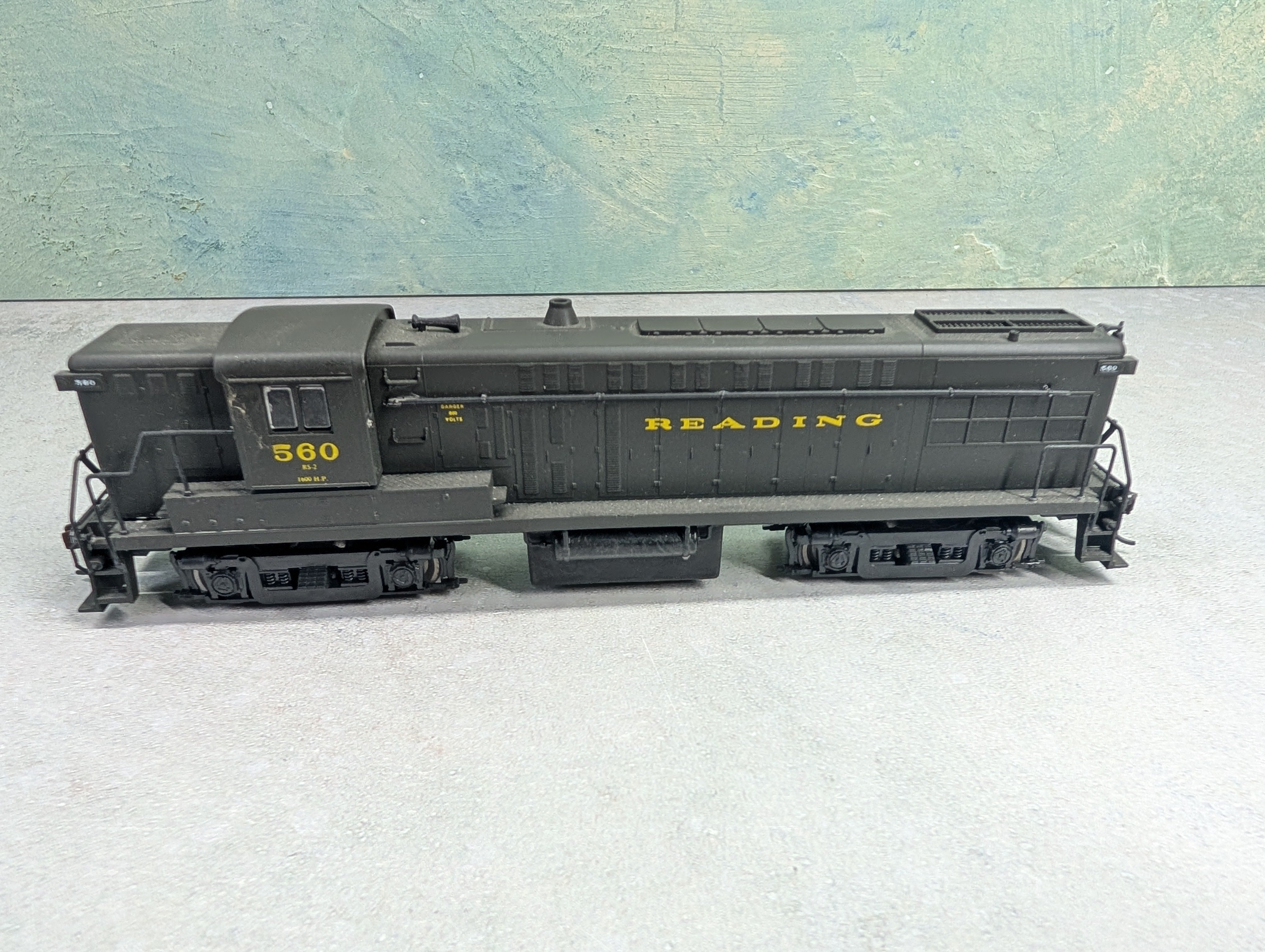 USED HO Scale RS-12 Diesel Locomotive Reading #560 Runs DC