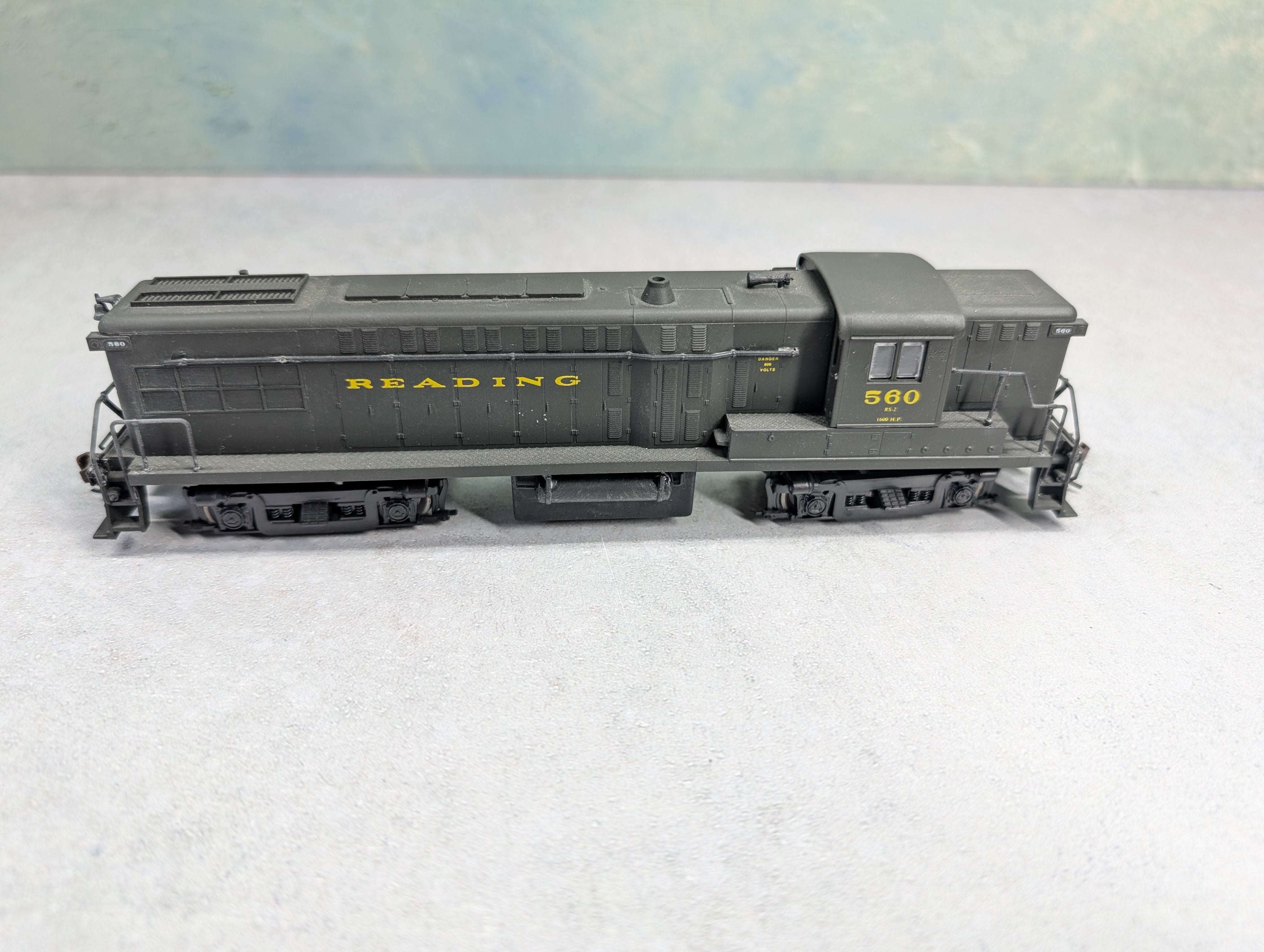 USED HO Scale RS-12 Diesel Locomotive Reading #560 Runs DC