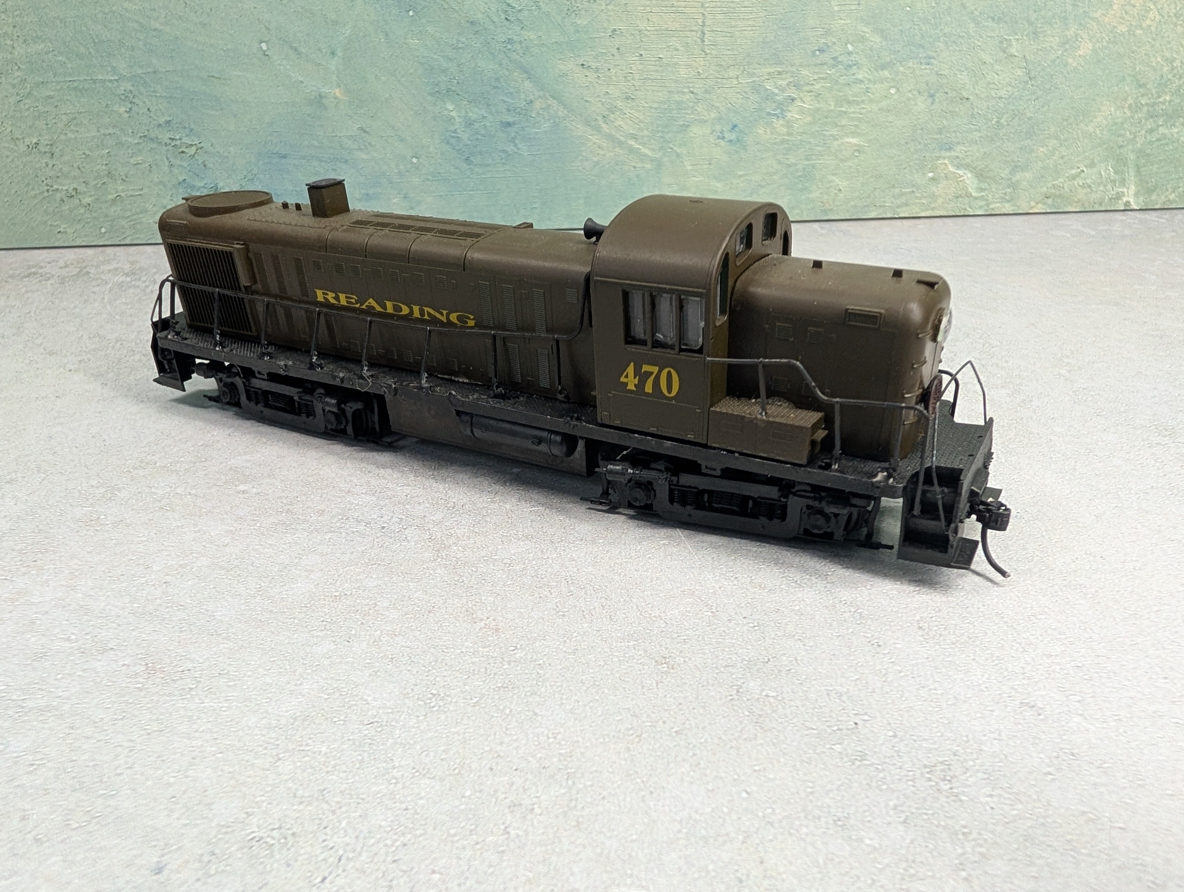 USED HO Scale RS-3 Diesel Locomotive Reading #470 Runs DC