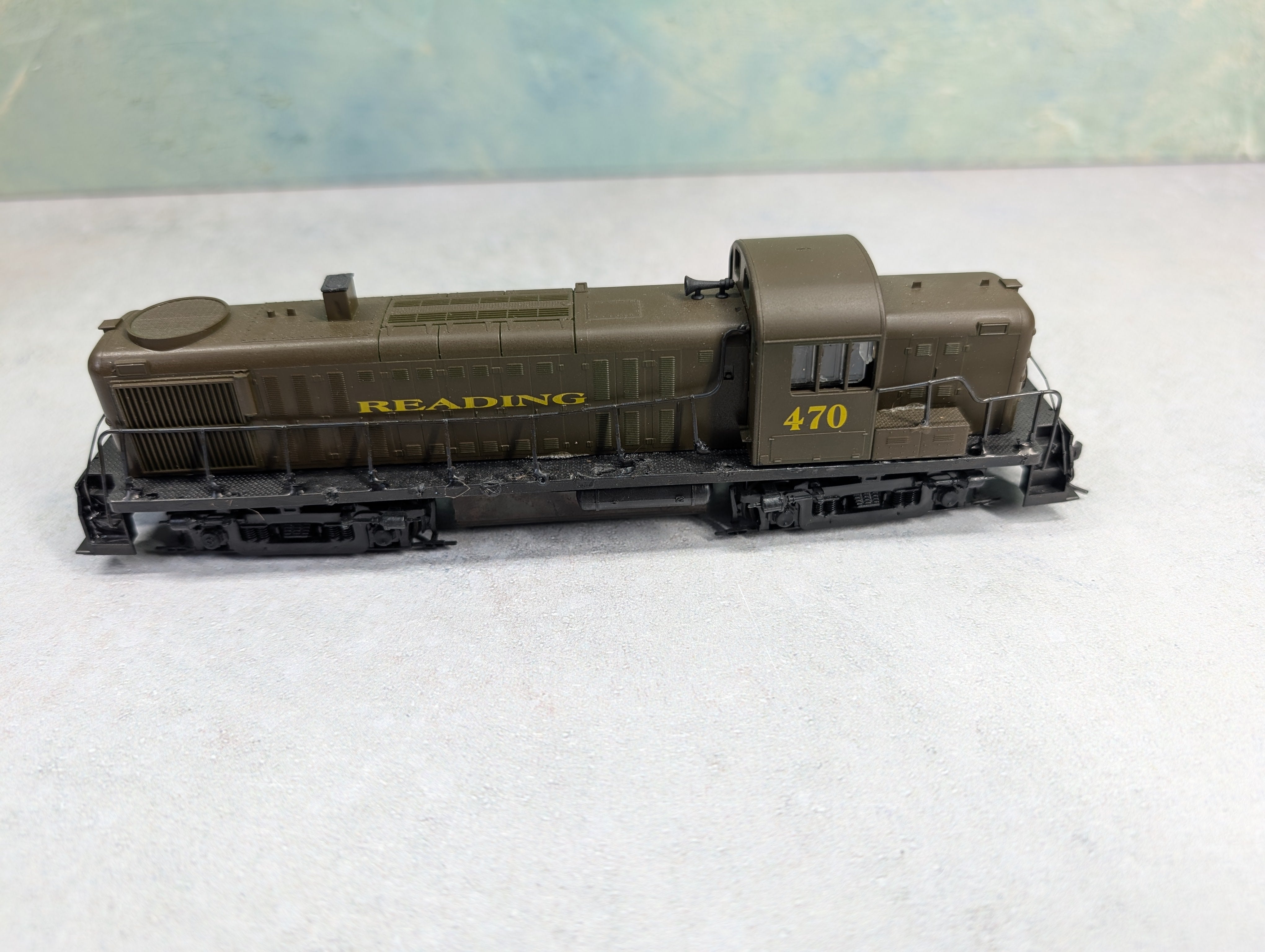 USED HO Scale RS-3 Diesel Locomotive Reading #470 Runs DC