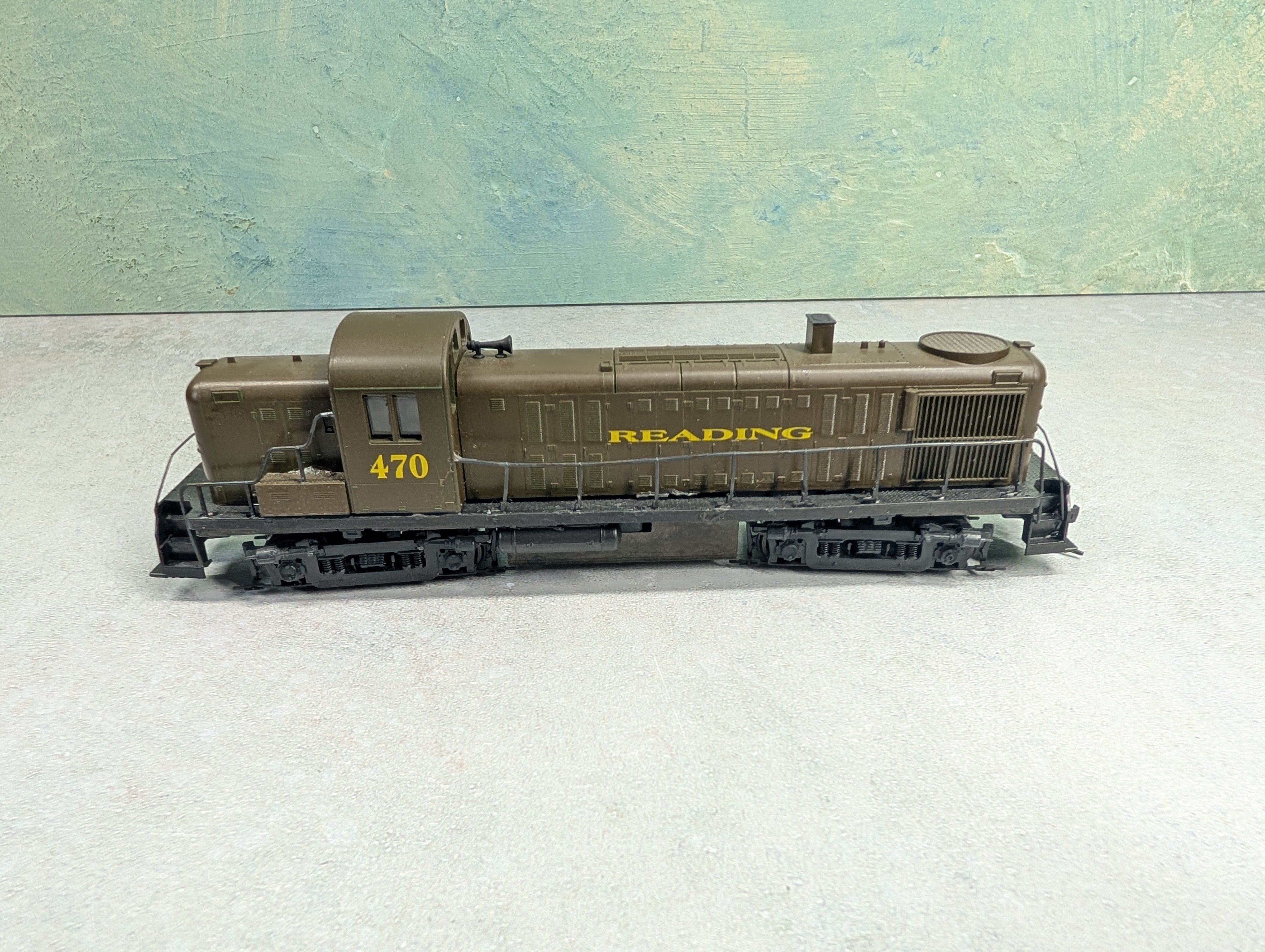 USED HO Scale RS-3 Diesel Locomotive Reading #470 Runs DC
