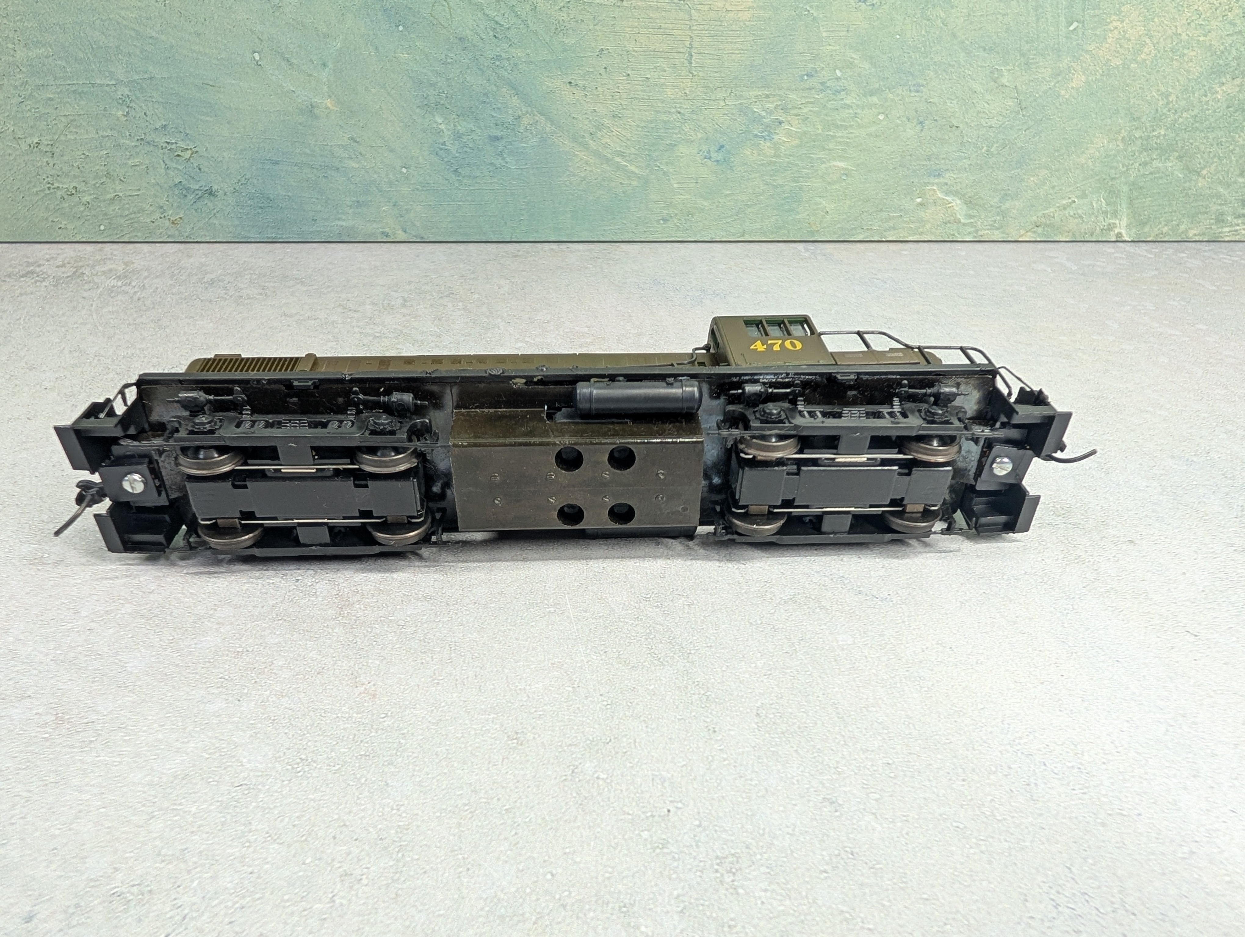 USED HO Scale RS-3 Diesel Locomotive Reading #470 Runs DC