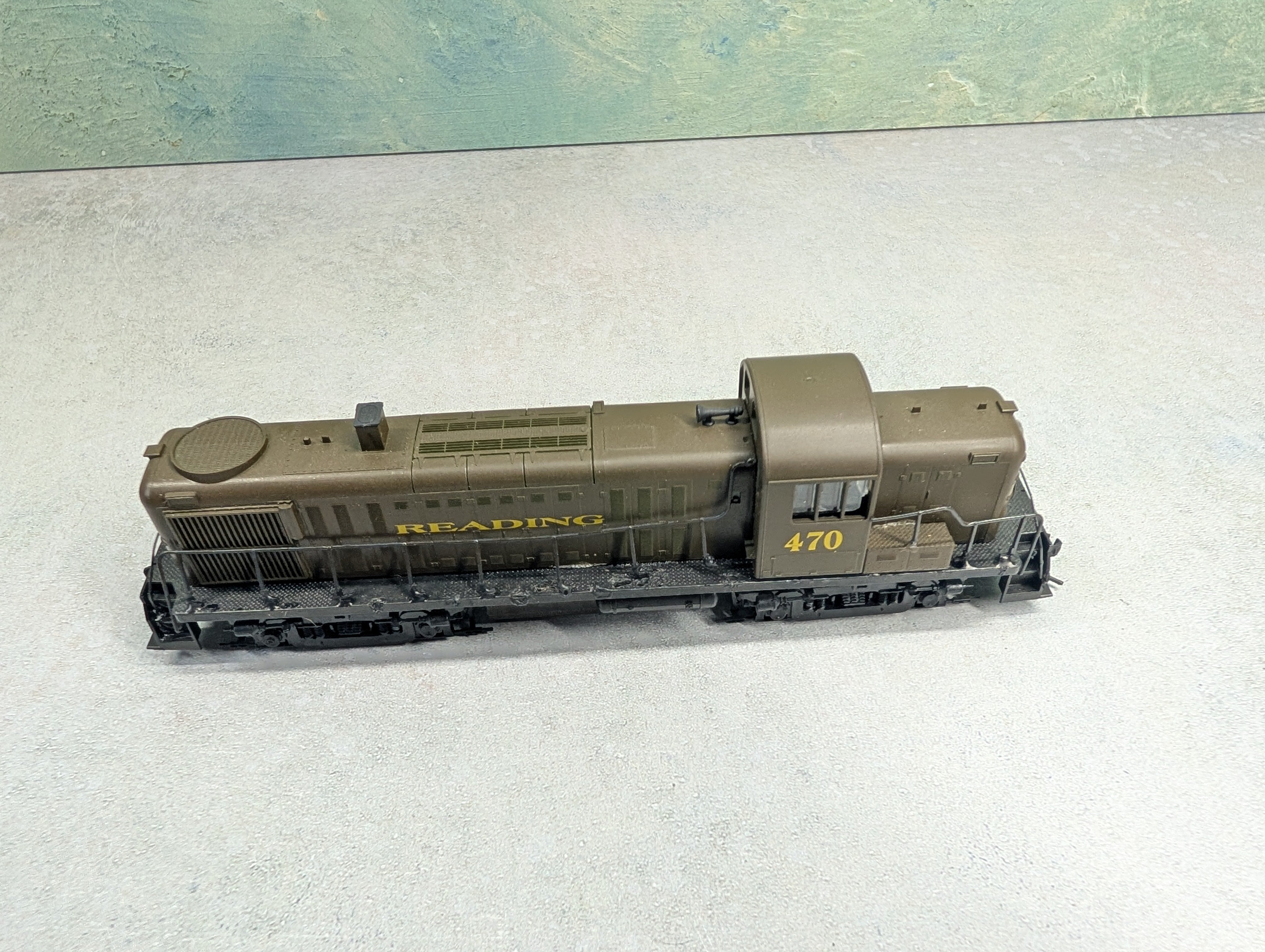 USED HO Scale RS-3 Diesel Locomotive Reading #470 Runs DC