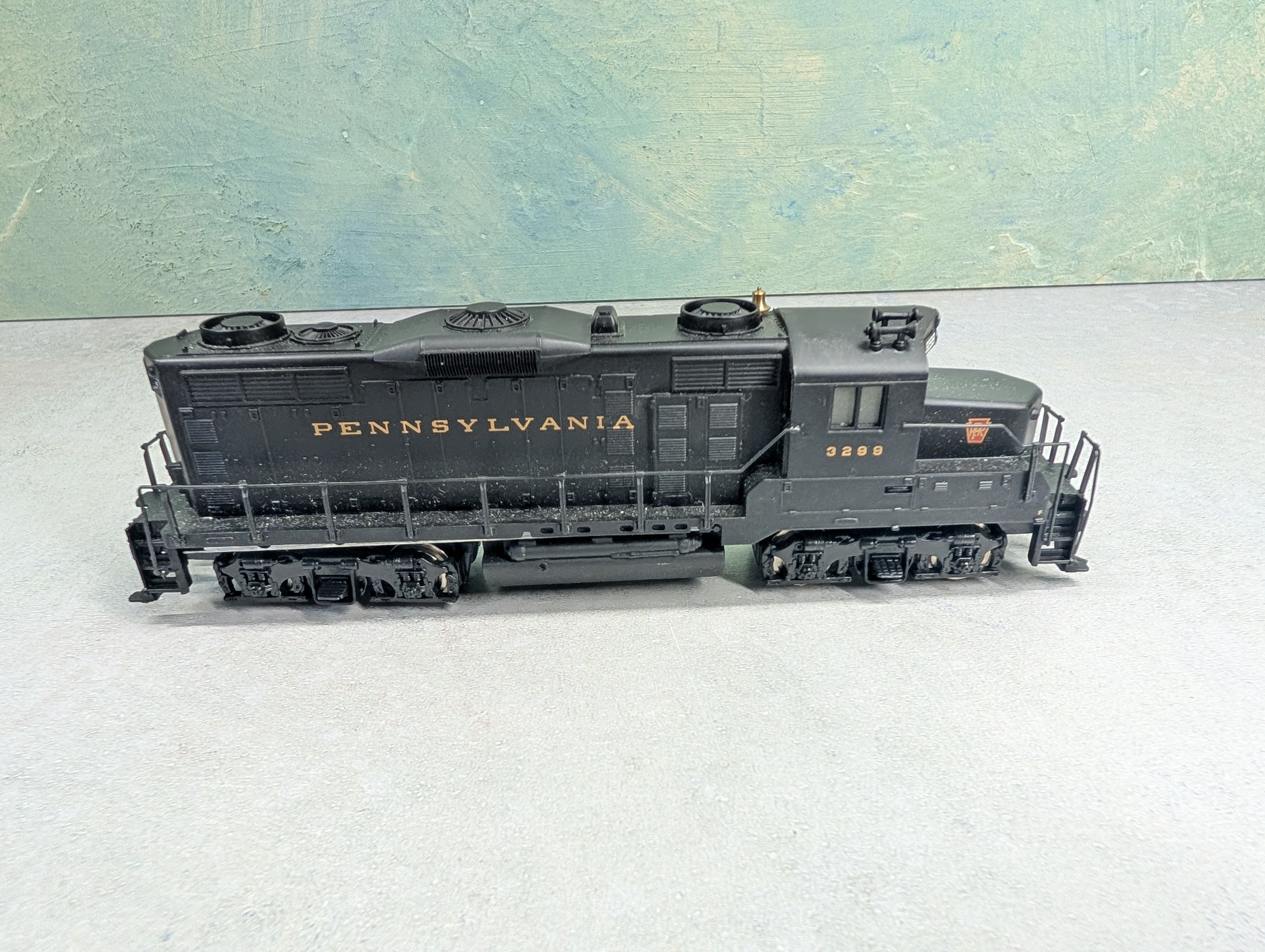 USED Mantua HO Scale GP20 Diesel Locomotive Pennsylvania PRR #3299 Runs Great DC