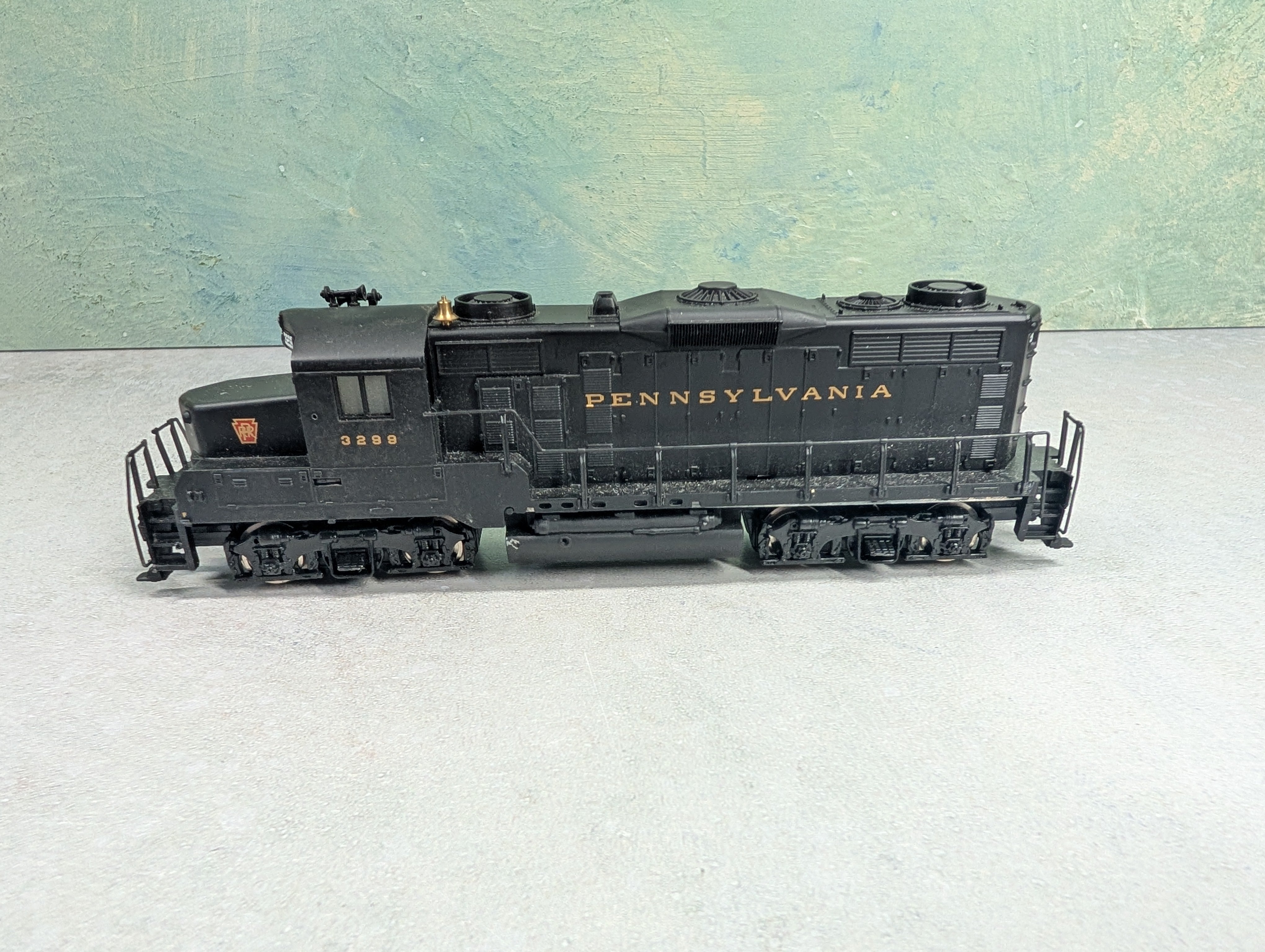 USED Mantua HO Scale GP20 Diesel Locomotive Pennsylvania PRR #3299 Runs Great DC