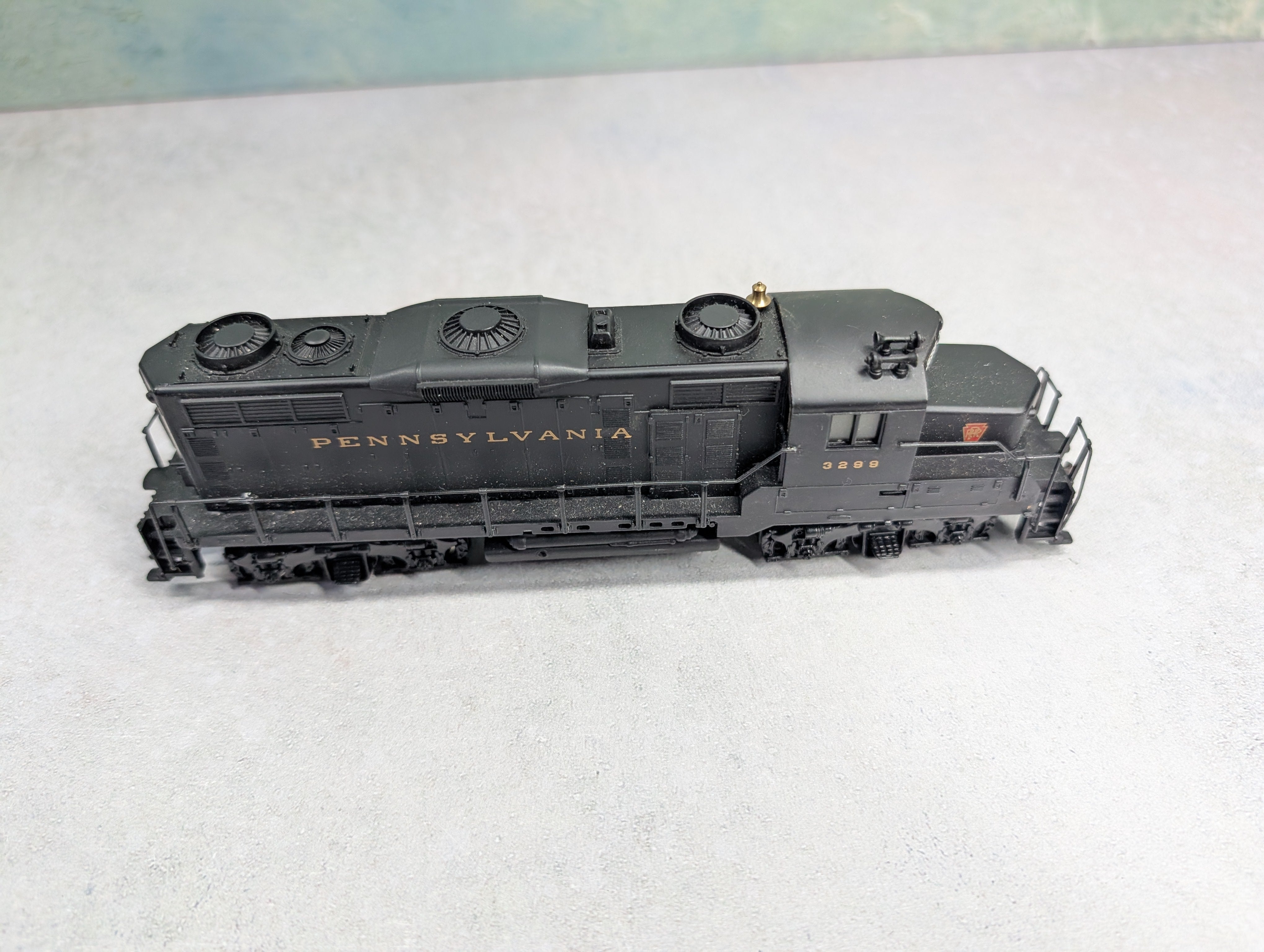 USED Mantua HO Scale GP20 Diesel Locomotive Pennsylvania PRR #3299 Runs Great DC